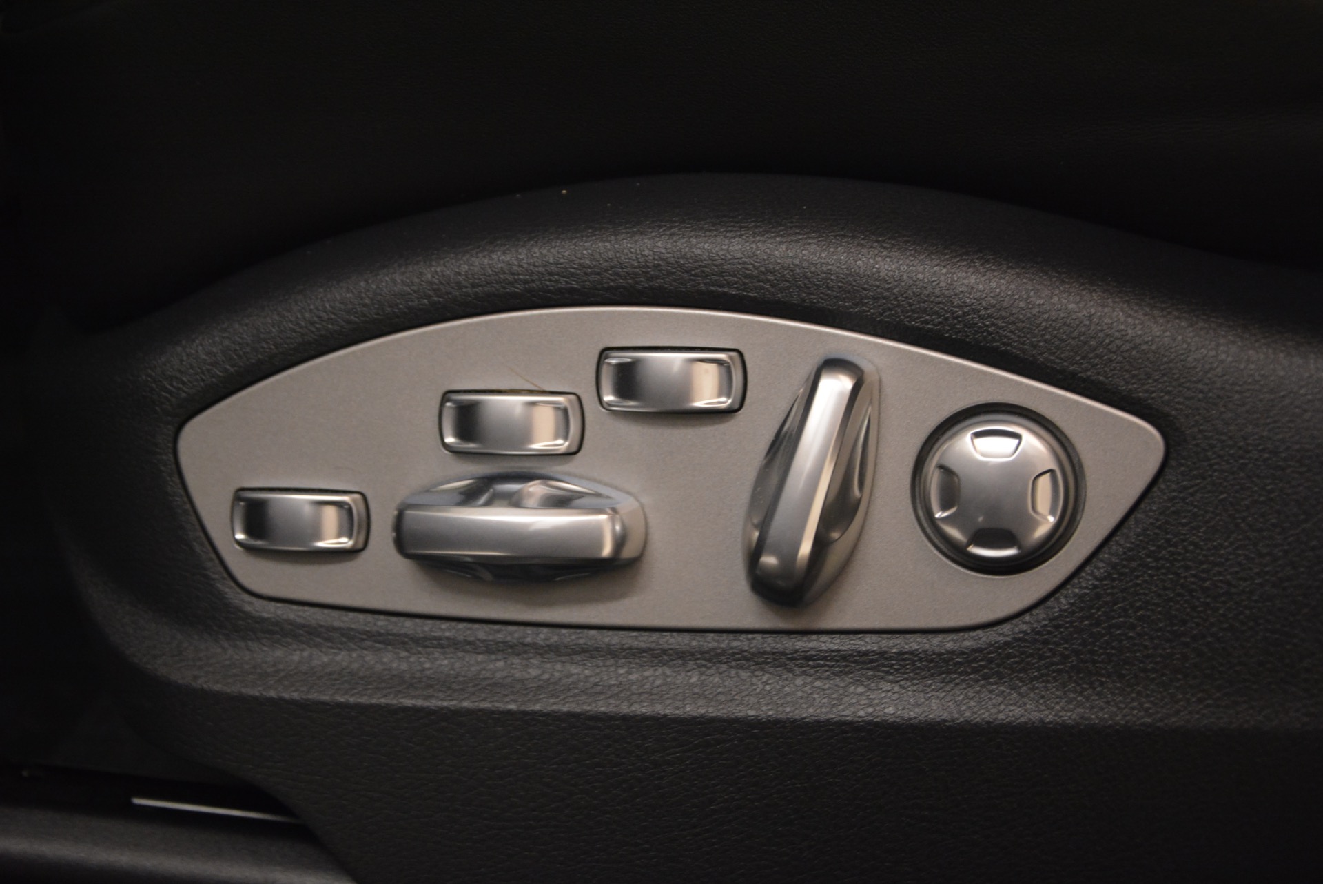 Used-2016-Porsche-Macan-Turbo