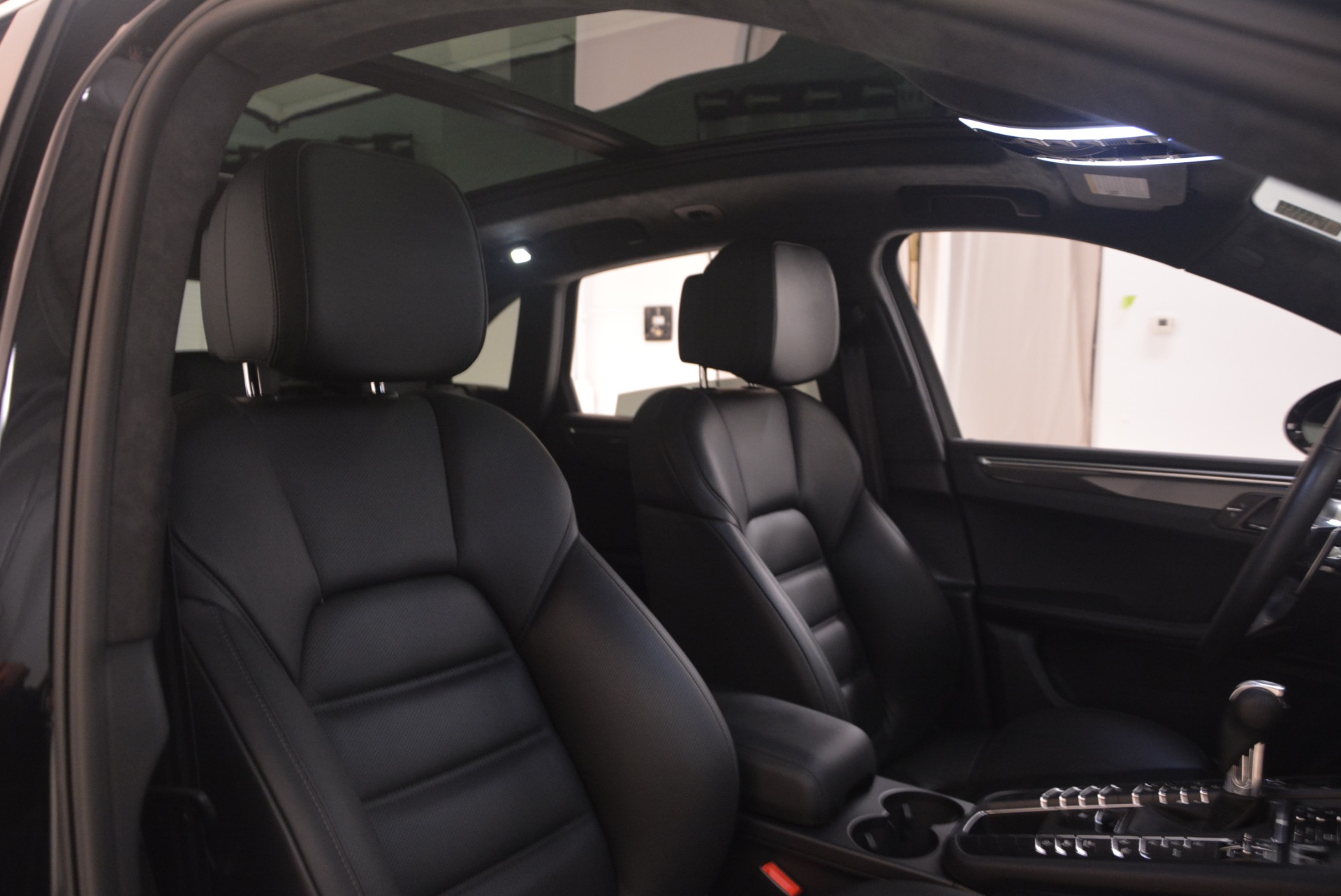 Used-2016-Porsche-Macan-Turbo