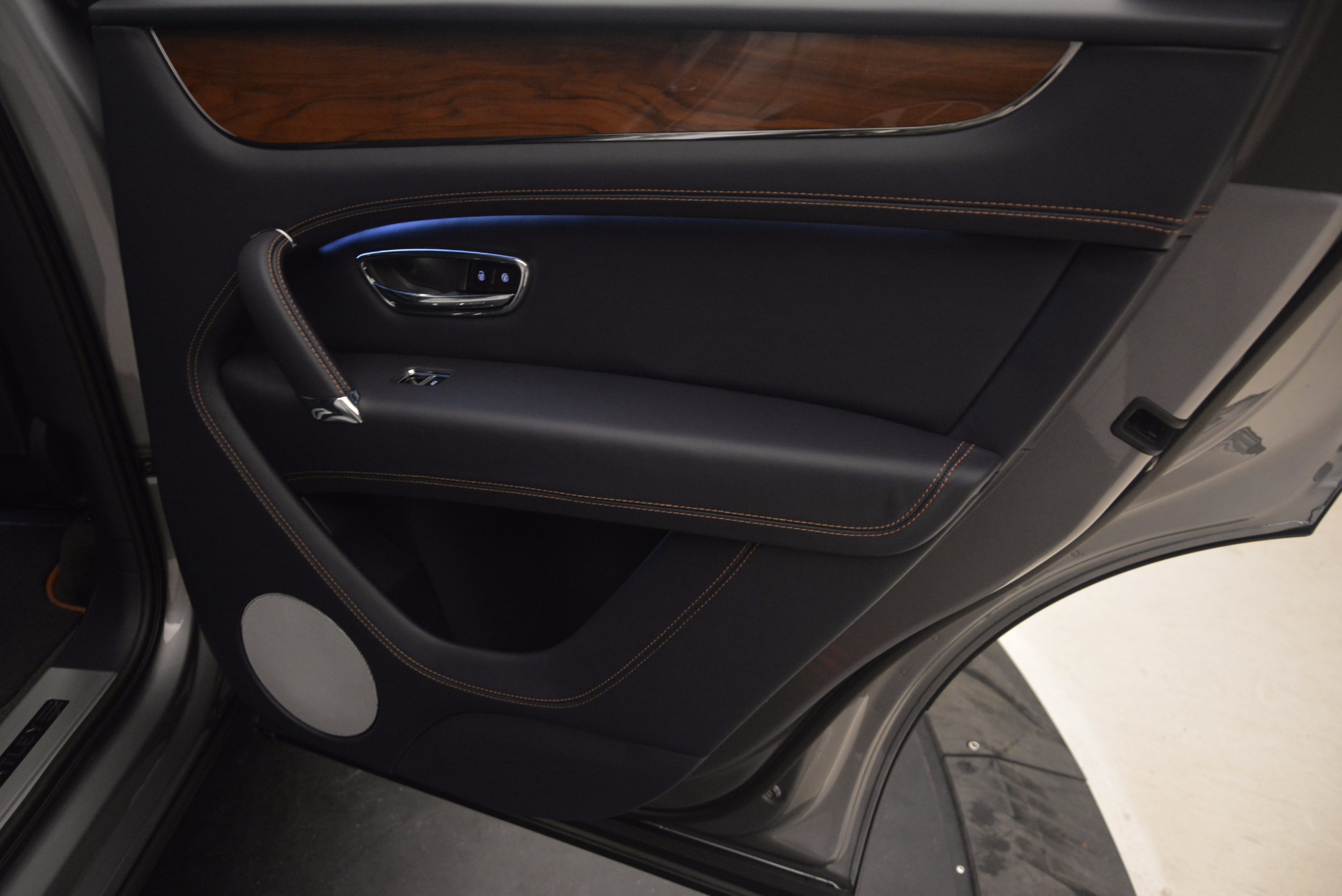 New-2018-Bentley-Bentayga-Onyx