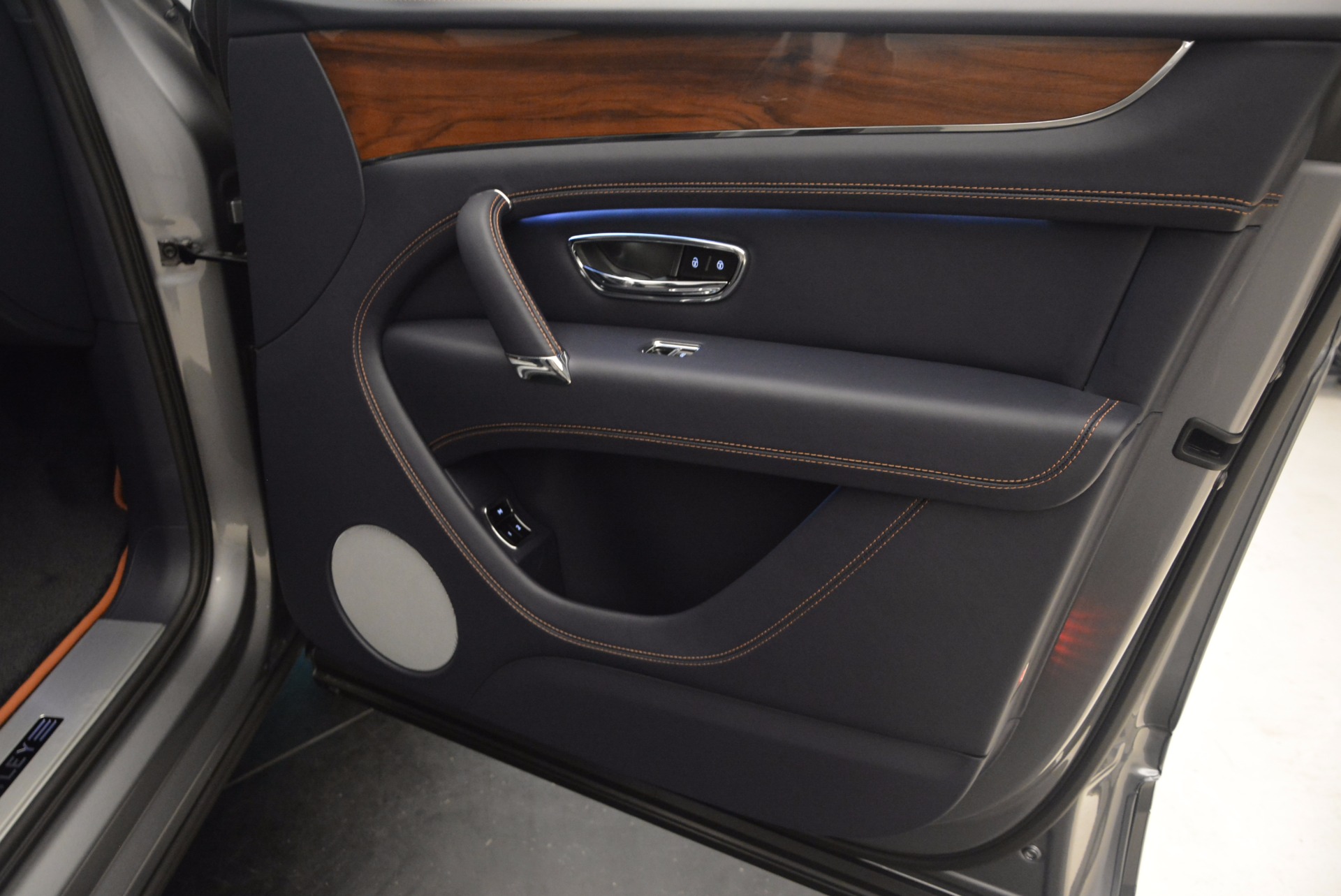 New-2018-Bentley-Bentayga-Onyx