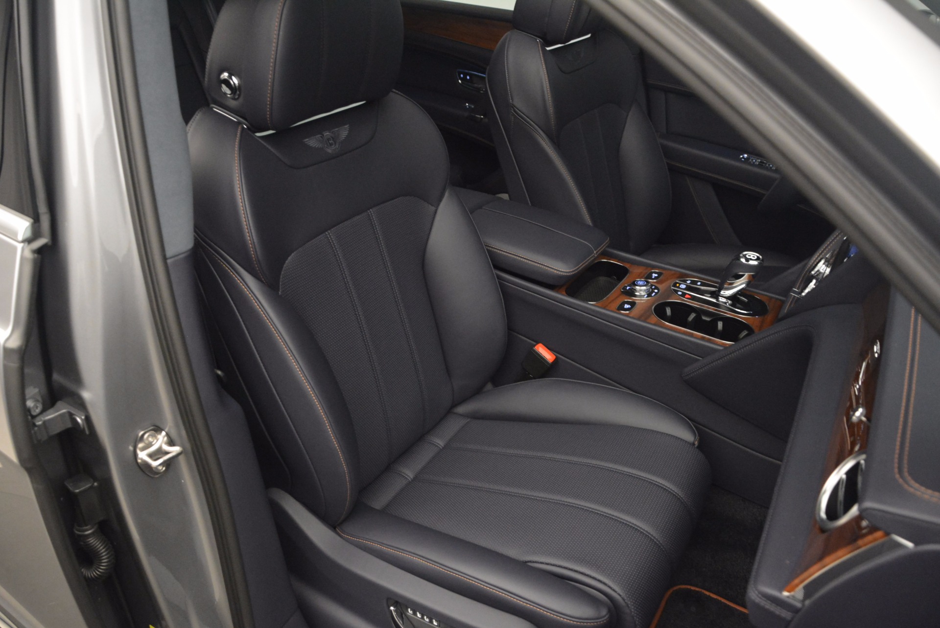 New-2018-Bentley-Bentayga-Onyx
