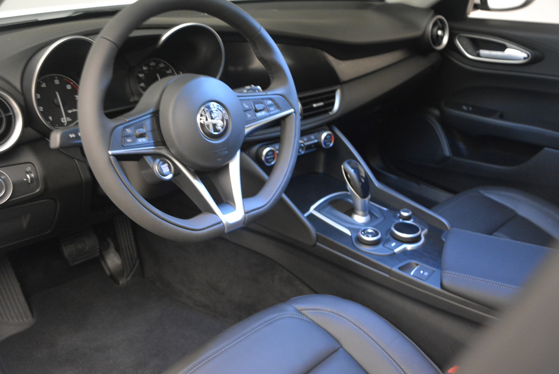 New-2017-Alfa-Romeo-Giulia-Ti-Q4