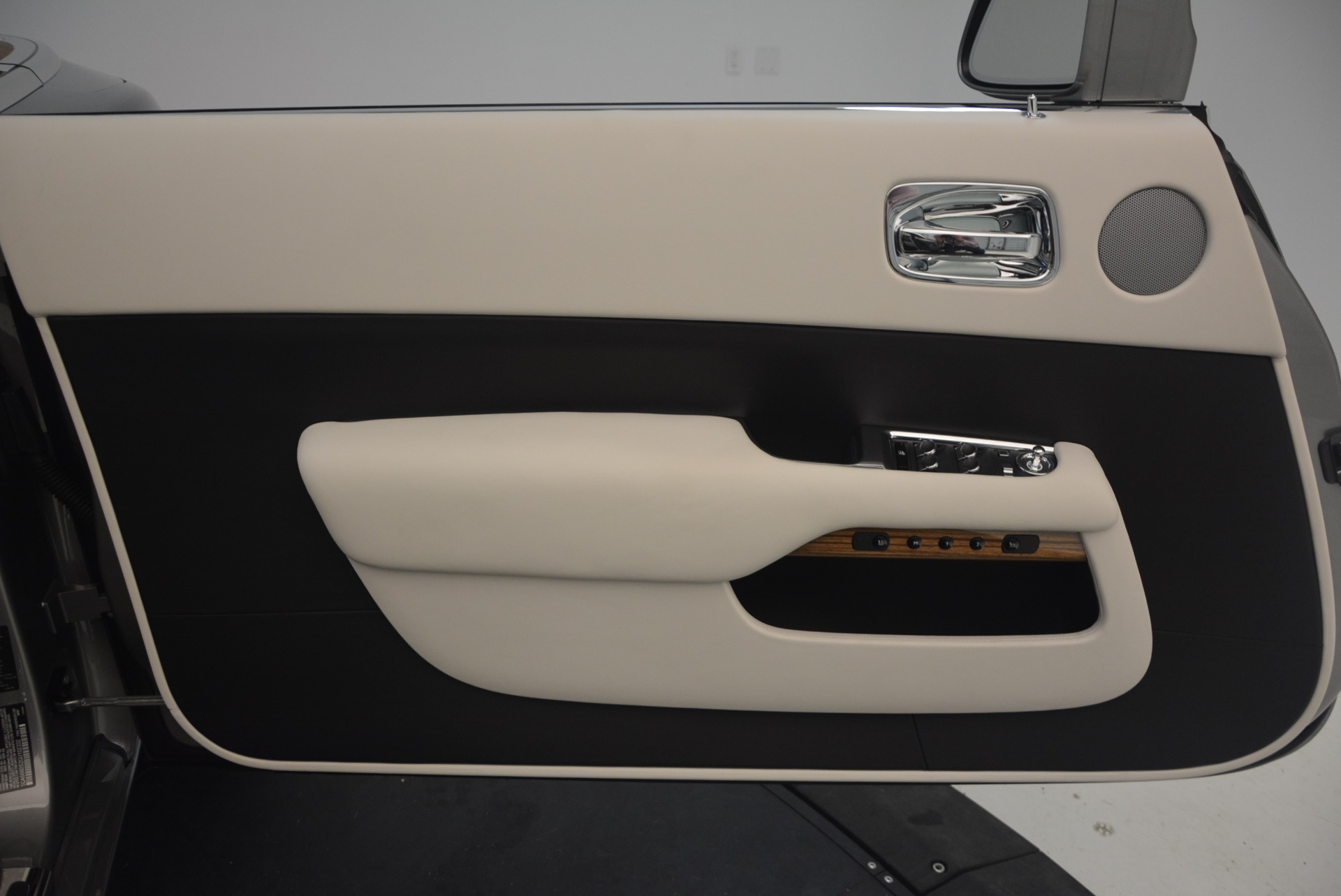 Used-2016-Rolls-Royce-Dawn