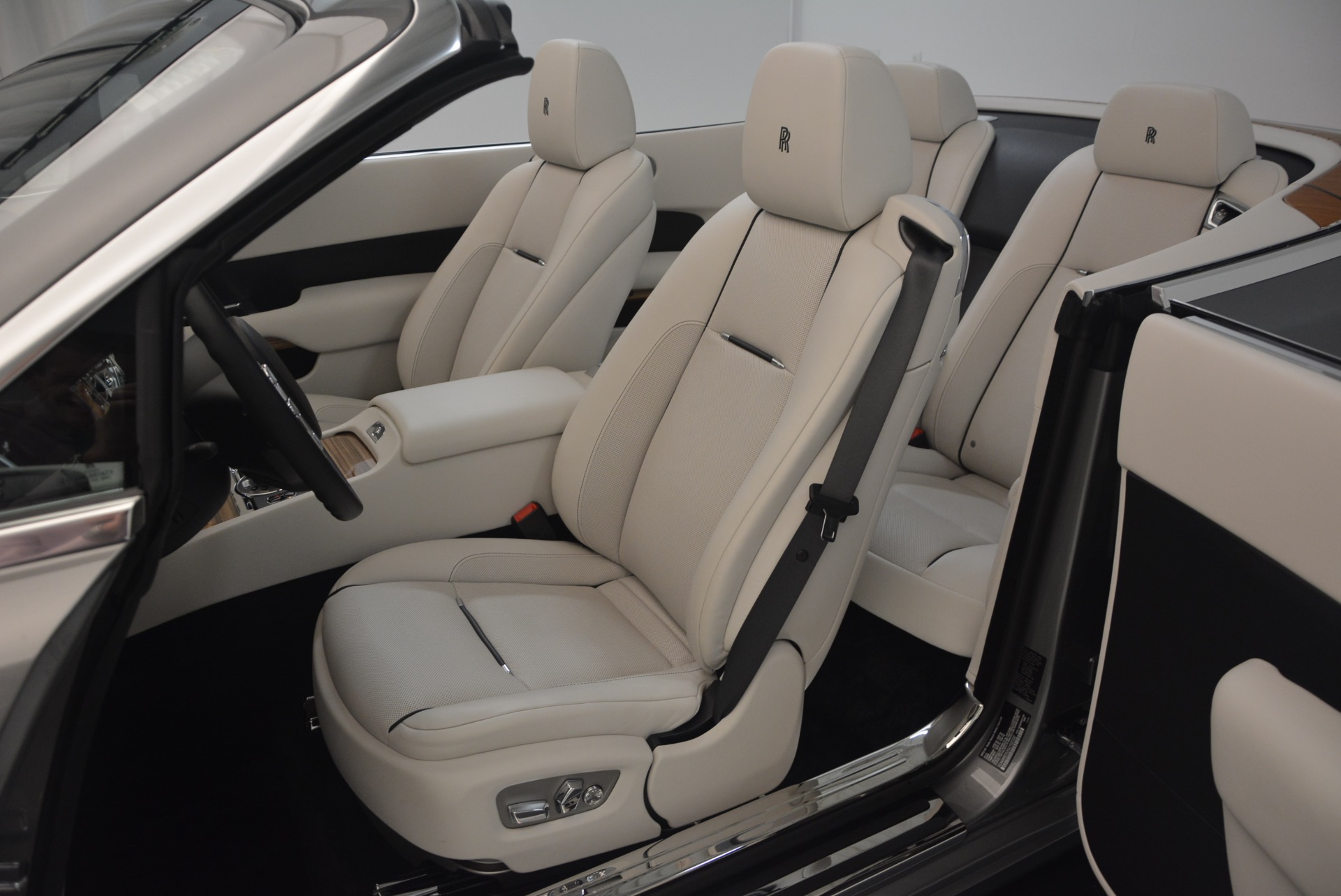 Used-2016-Rolls-Royce-Dawn