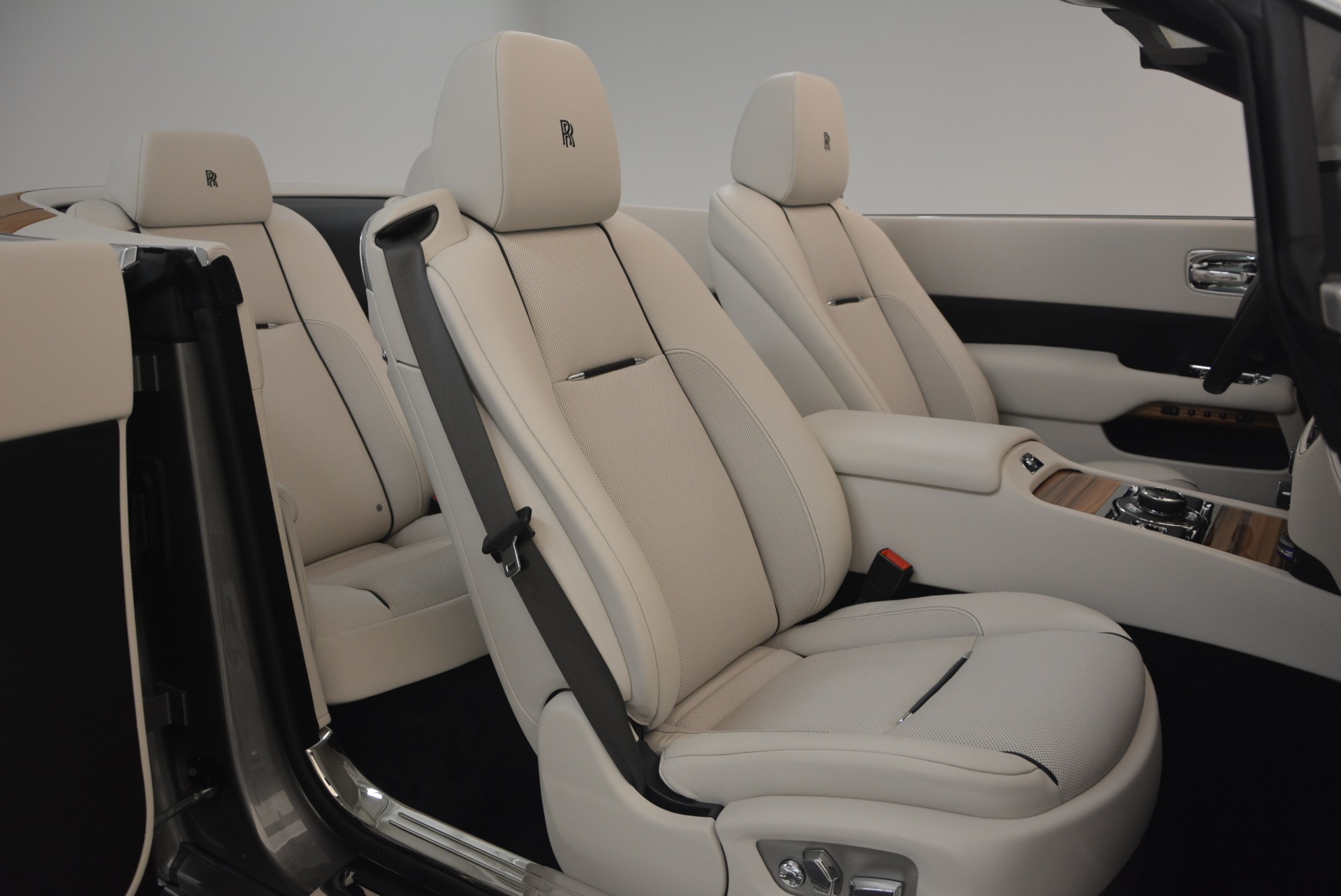 Used-2016-Rolls-Royce-Dawn