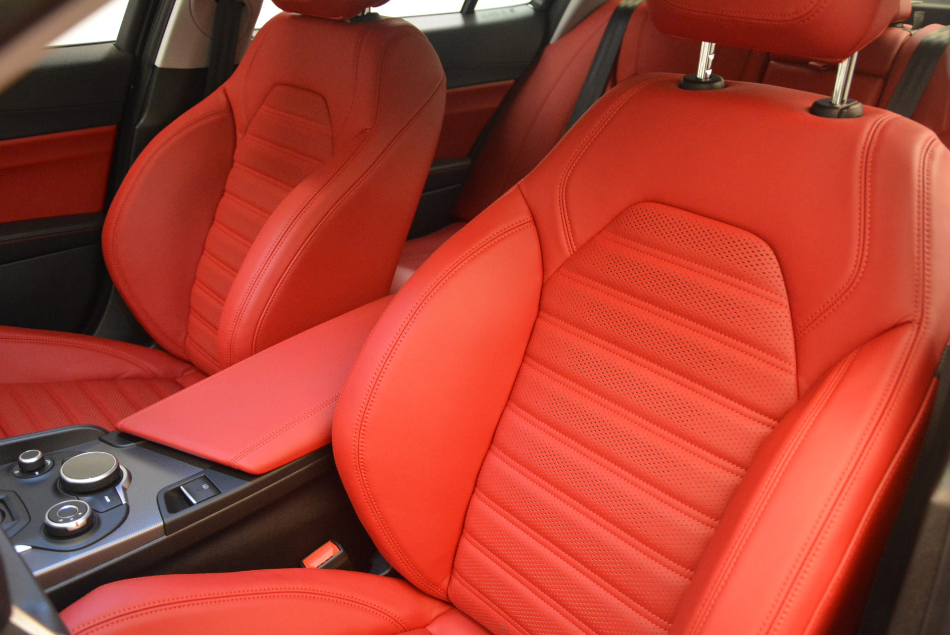 New-2017-Alfa-Romeo-Giulia-Ti-Q4