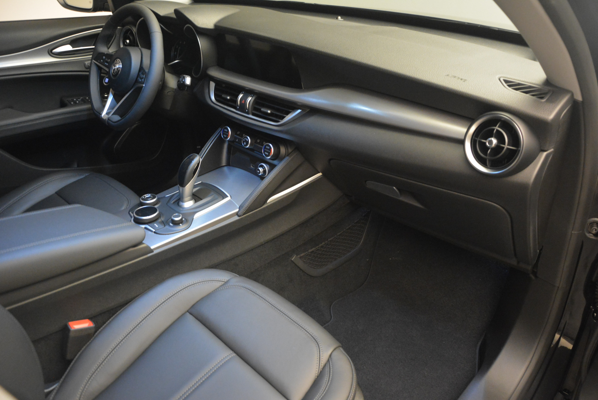 New-2018-Alfa-Romeo-Stelvio-Ti-Q4