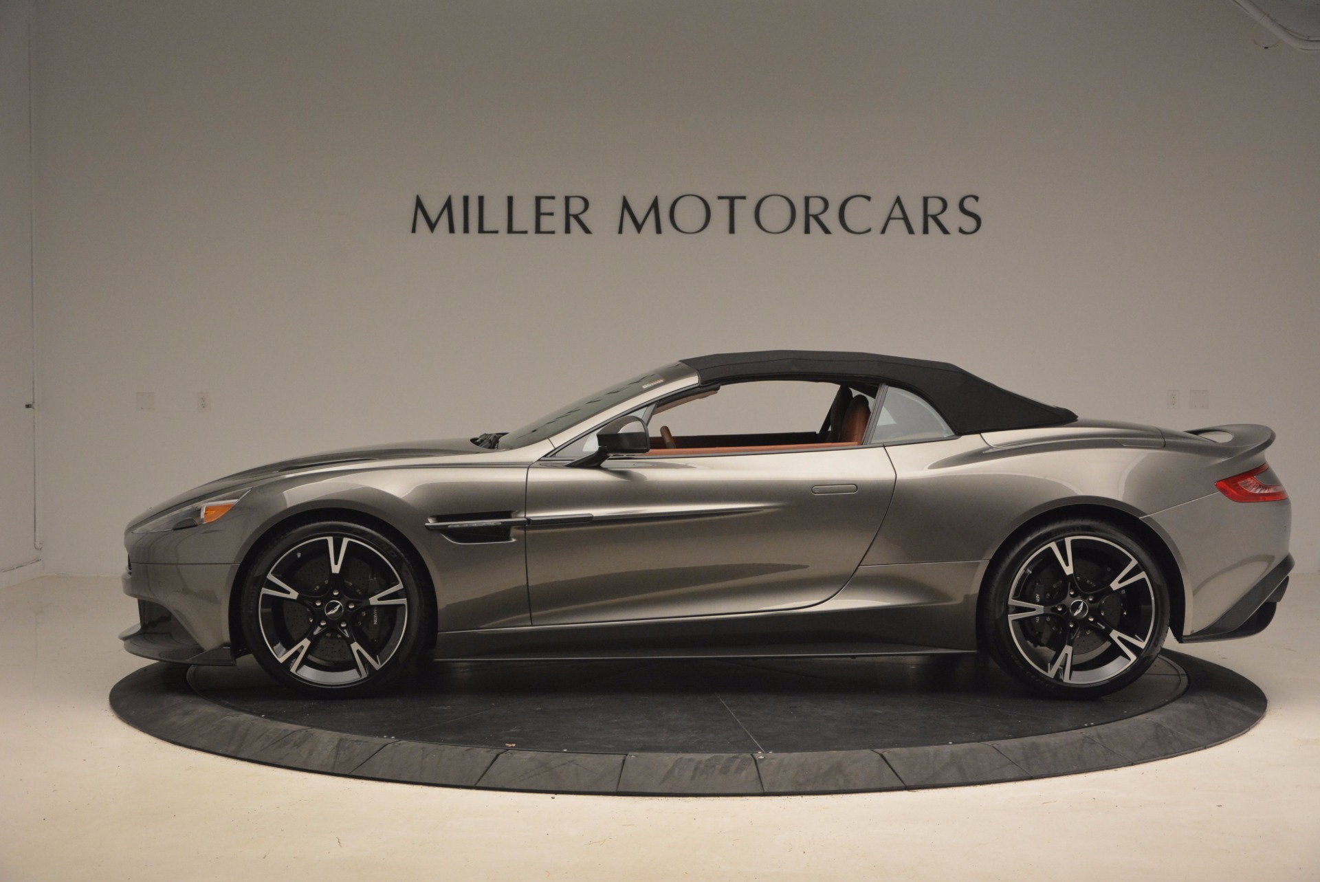 Used-2018-Aston-Martin-Vanquish-S-Convertible