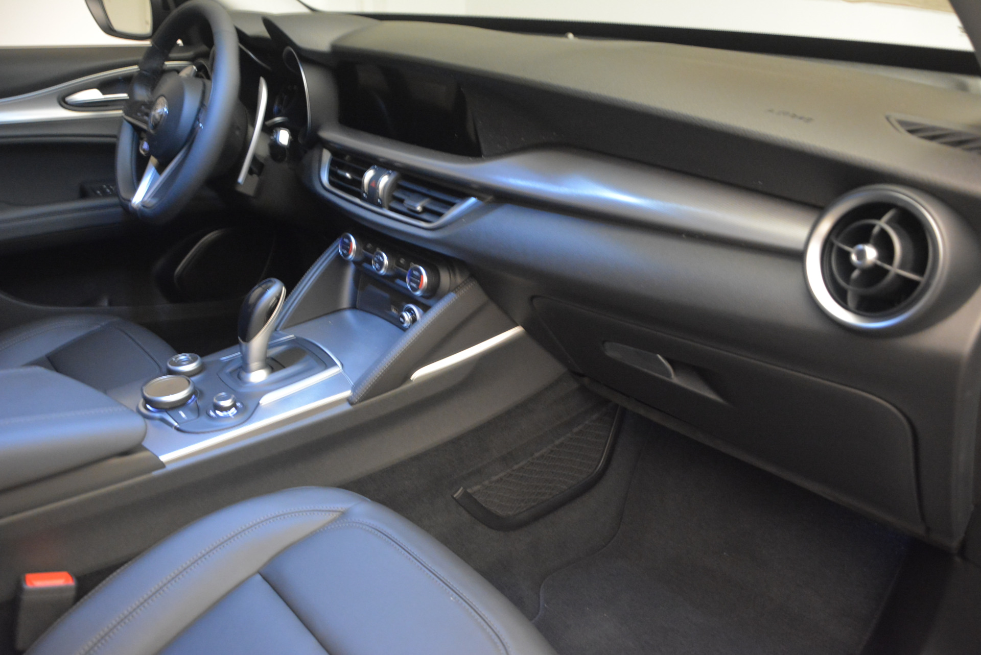 New-2018-Alfa-Romeo-Stelvio-Sport-Q4