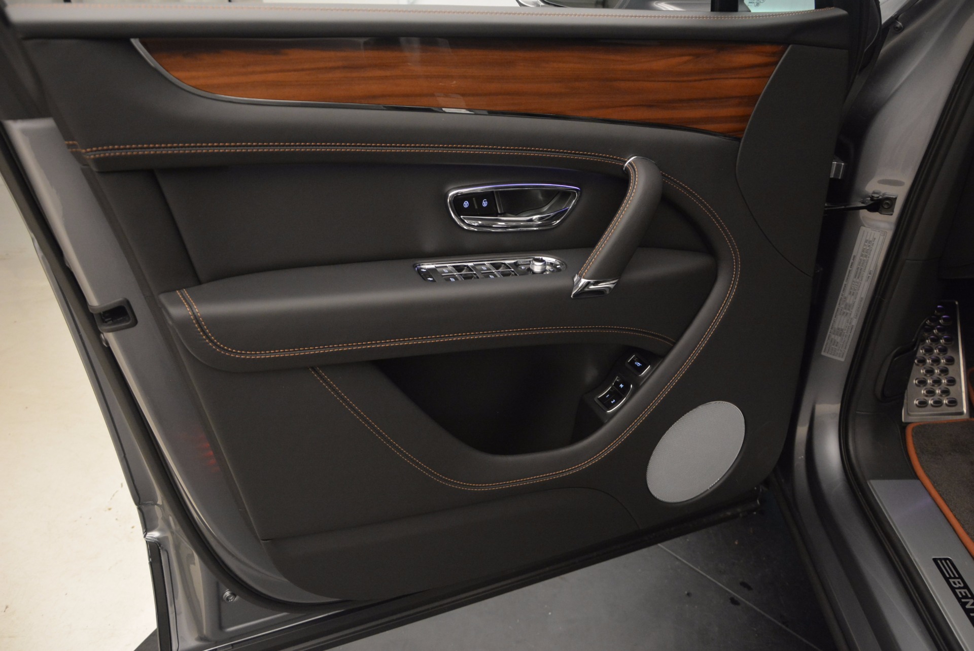 New-2018-Bentley-Bentayga-Onyx