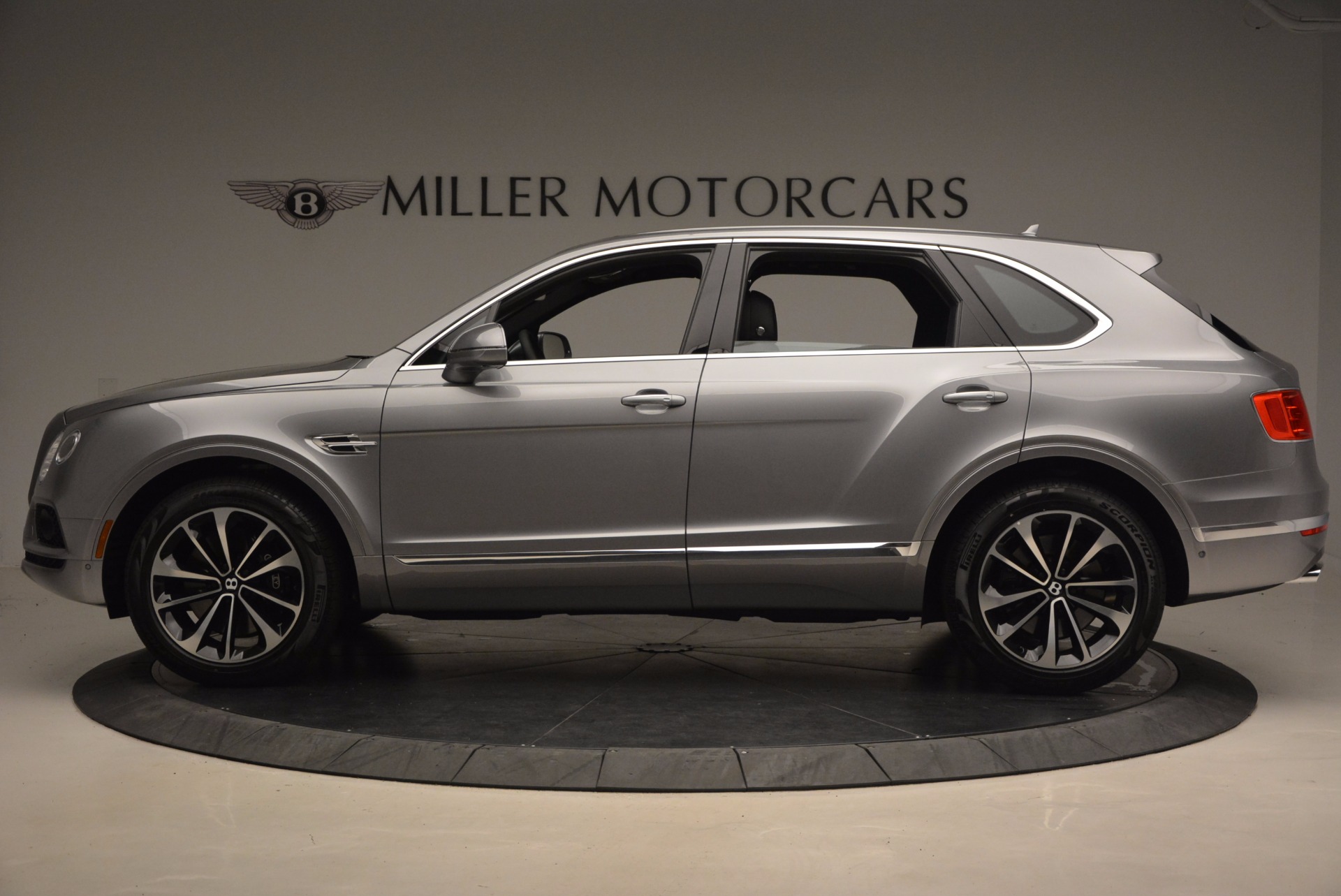 New-2018-Bentley-Bentayga-Onyx