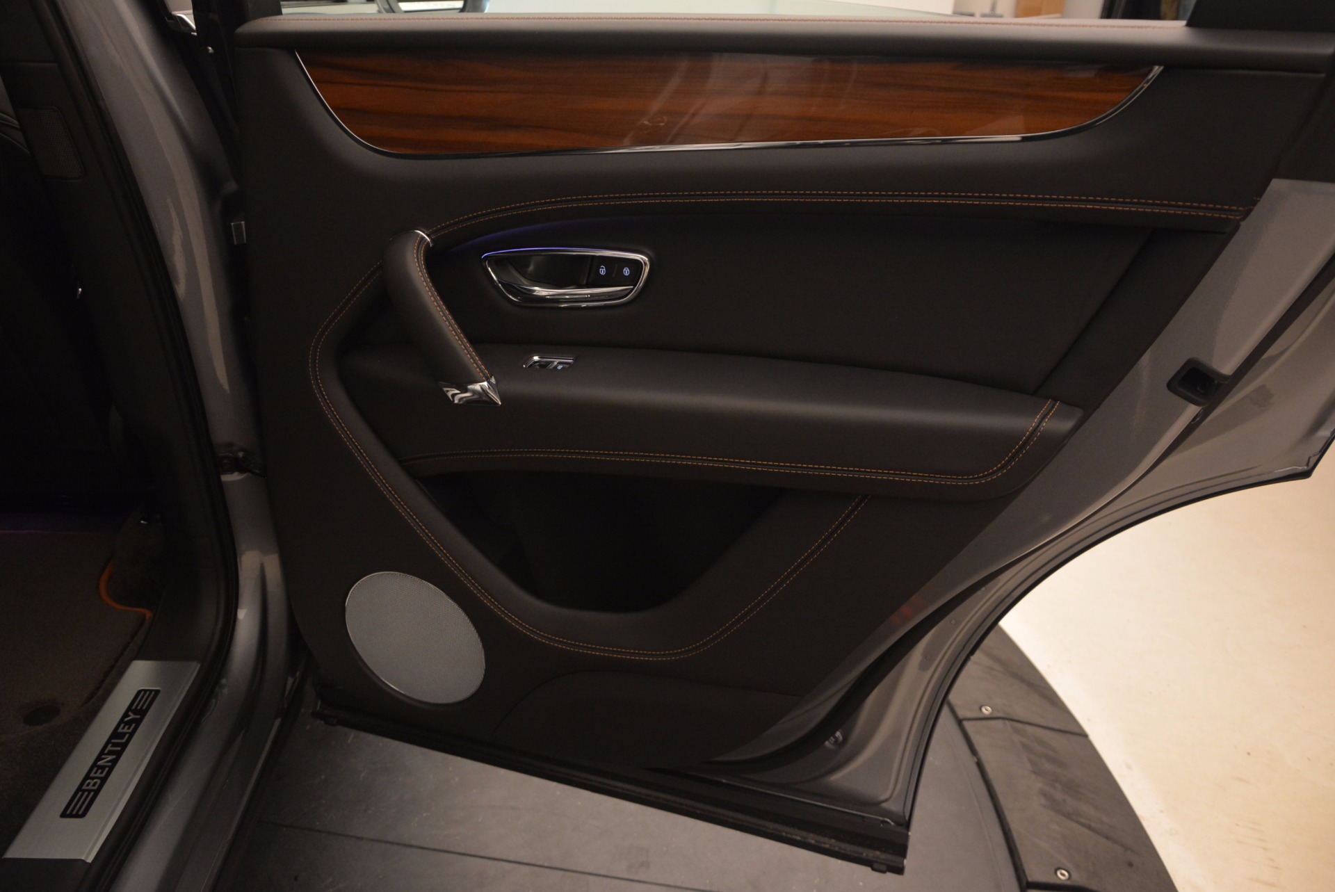 New-2018-Bentley-Bentayga-Onyx