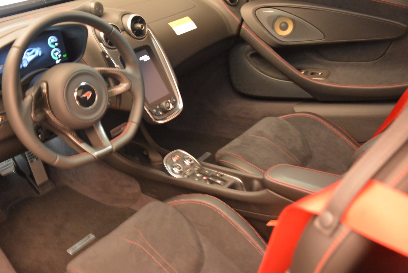 New-2017-McLaren-570GT