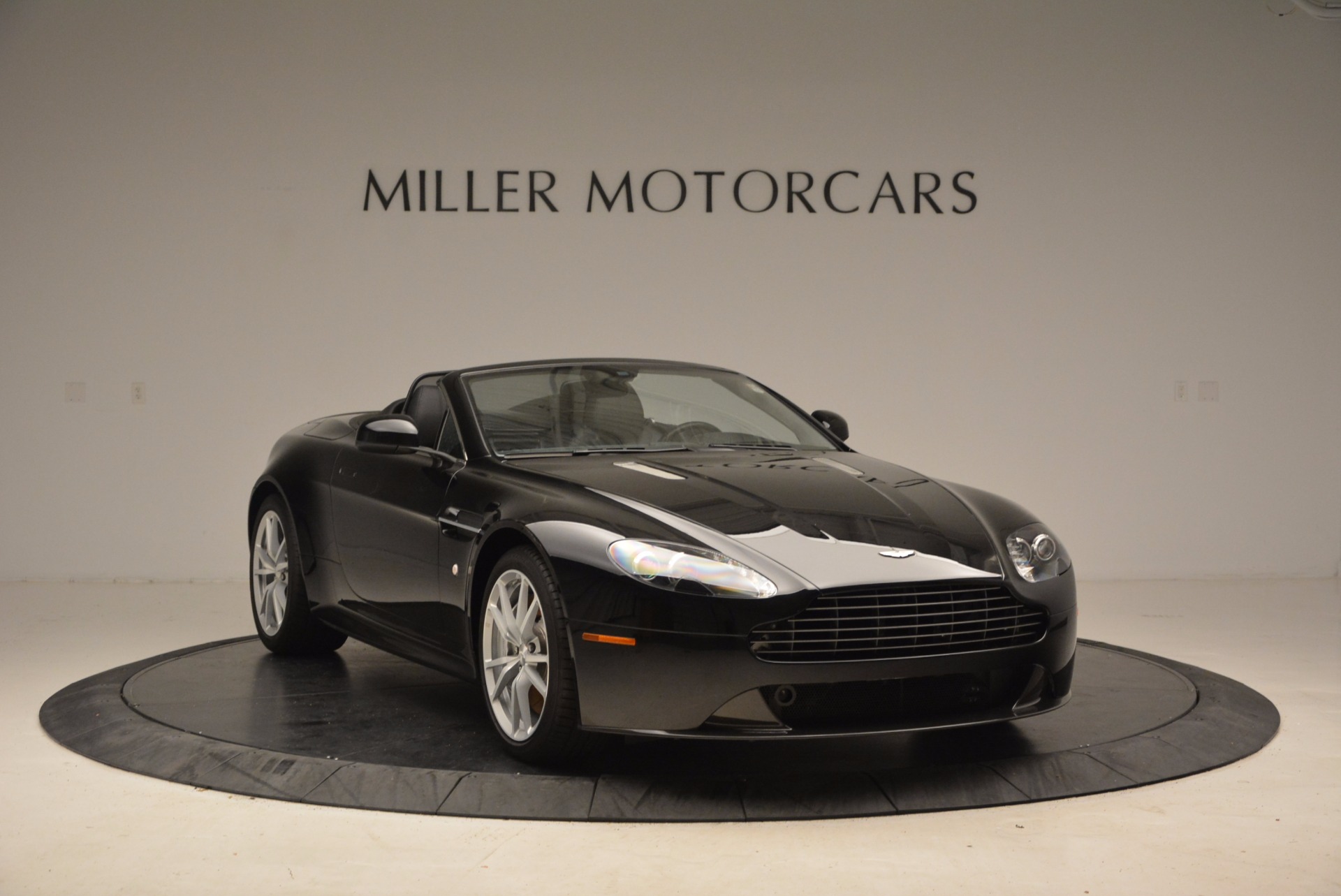 New-2016-Aston-Martin-V8-Vantage-Roadster