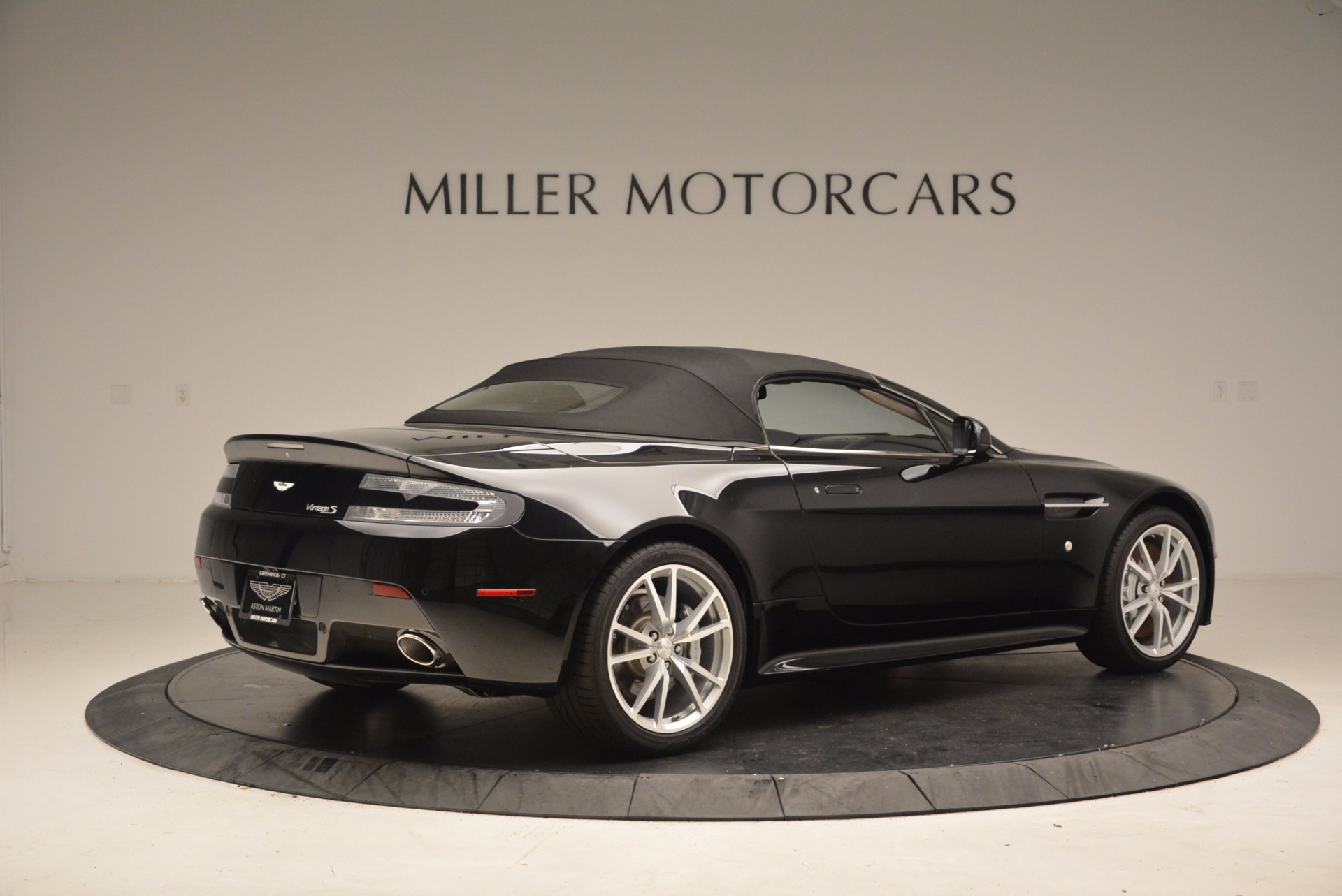 New-2016-Aston-Martin-V8-Vantage-Roadster