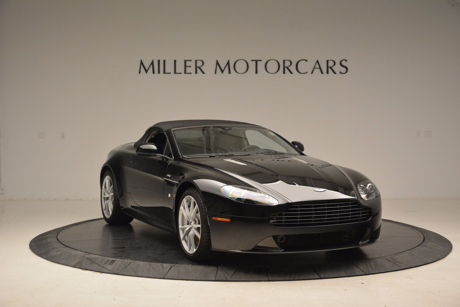 New-2016-Aston-Martin-V8-Vantage-Roadster
