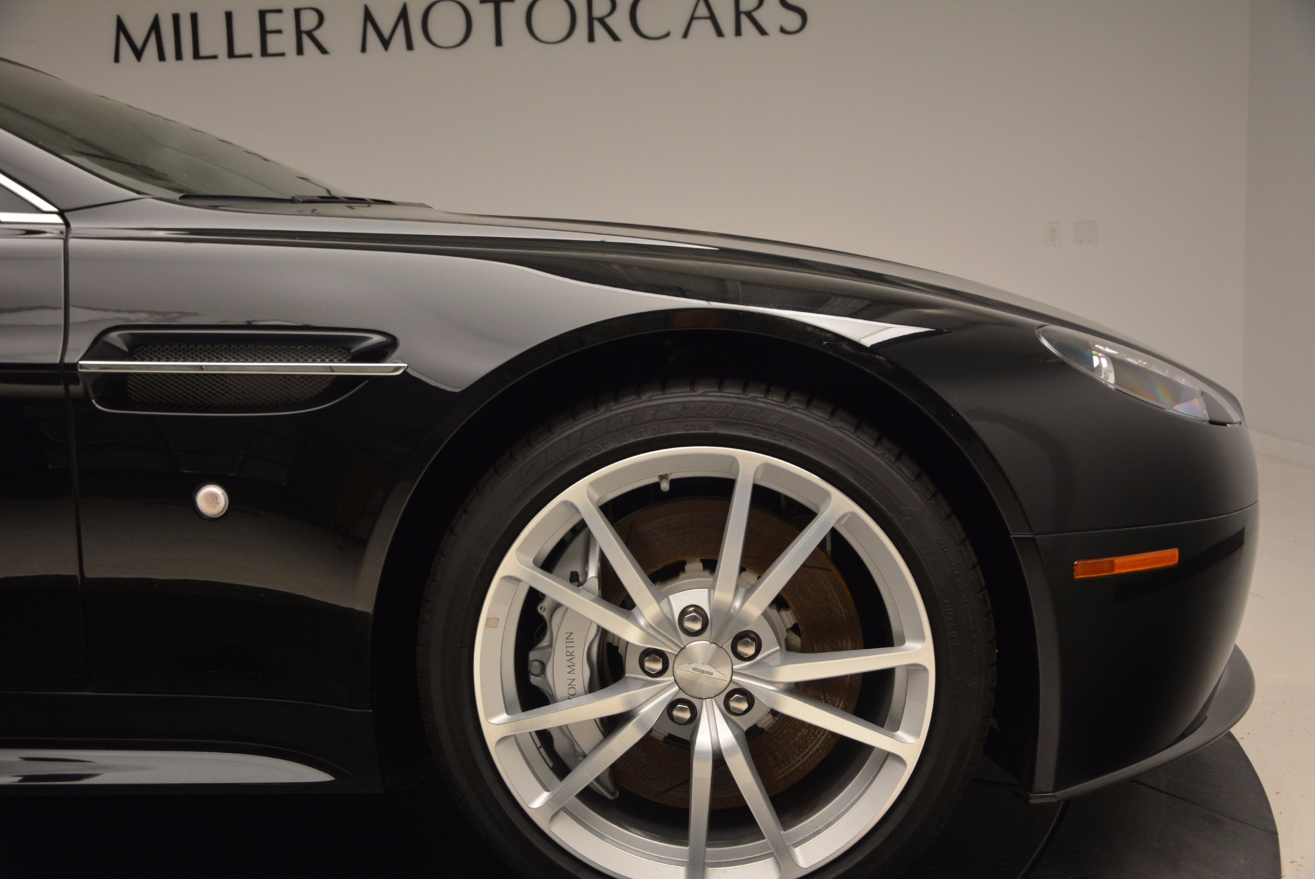 New-2016-Aston-Martin-V8-Vantage-Roadster