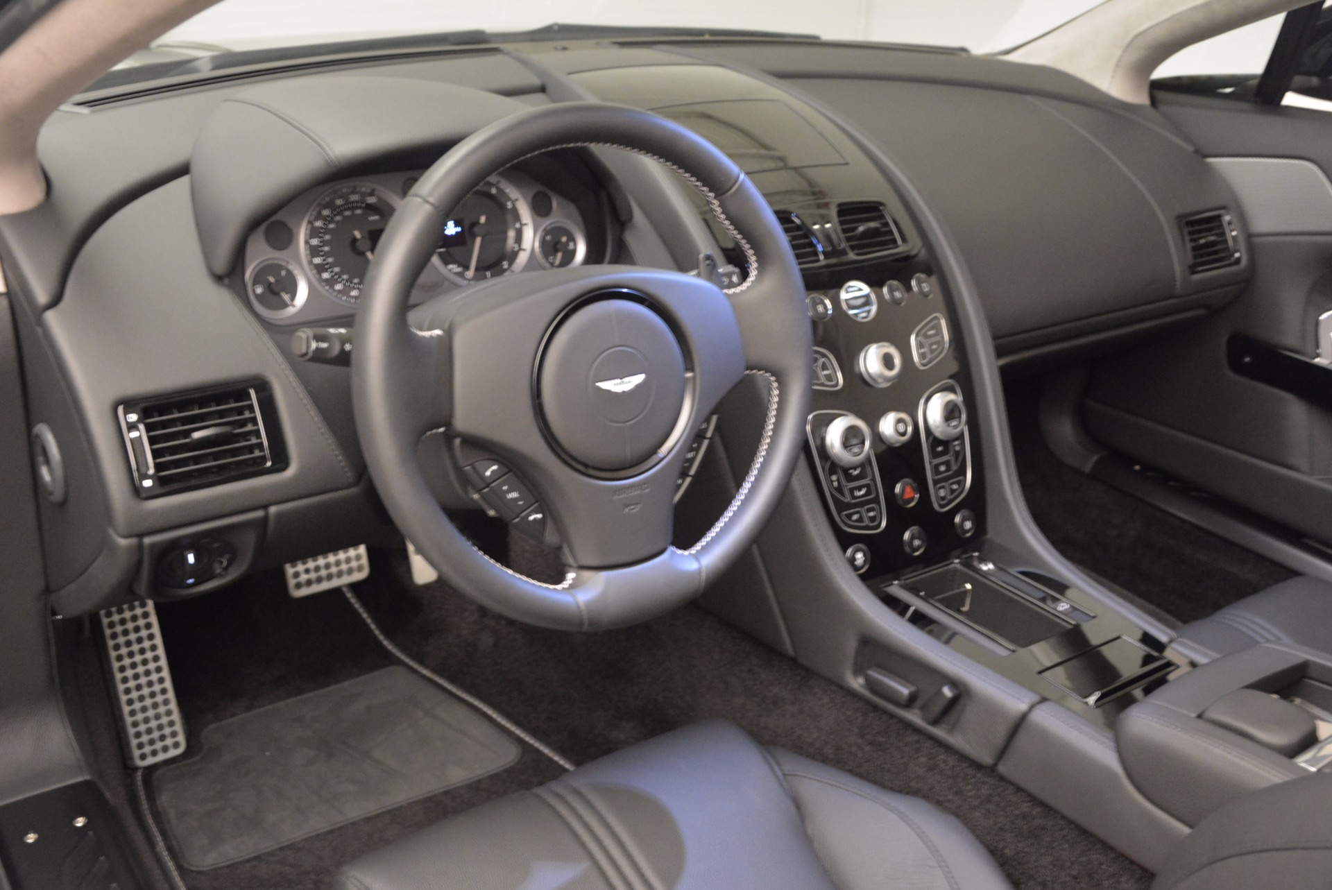 New-2016-Aston-Martin-V8-Vantage-Roadster