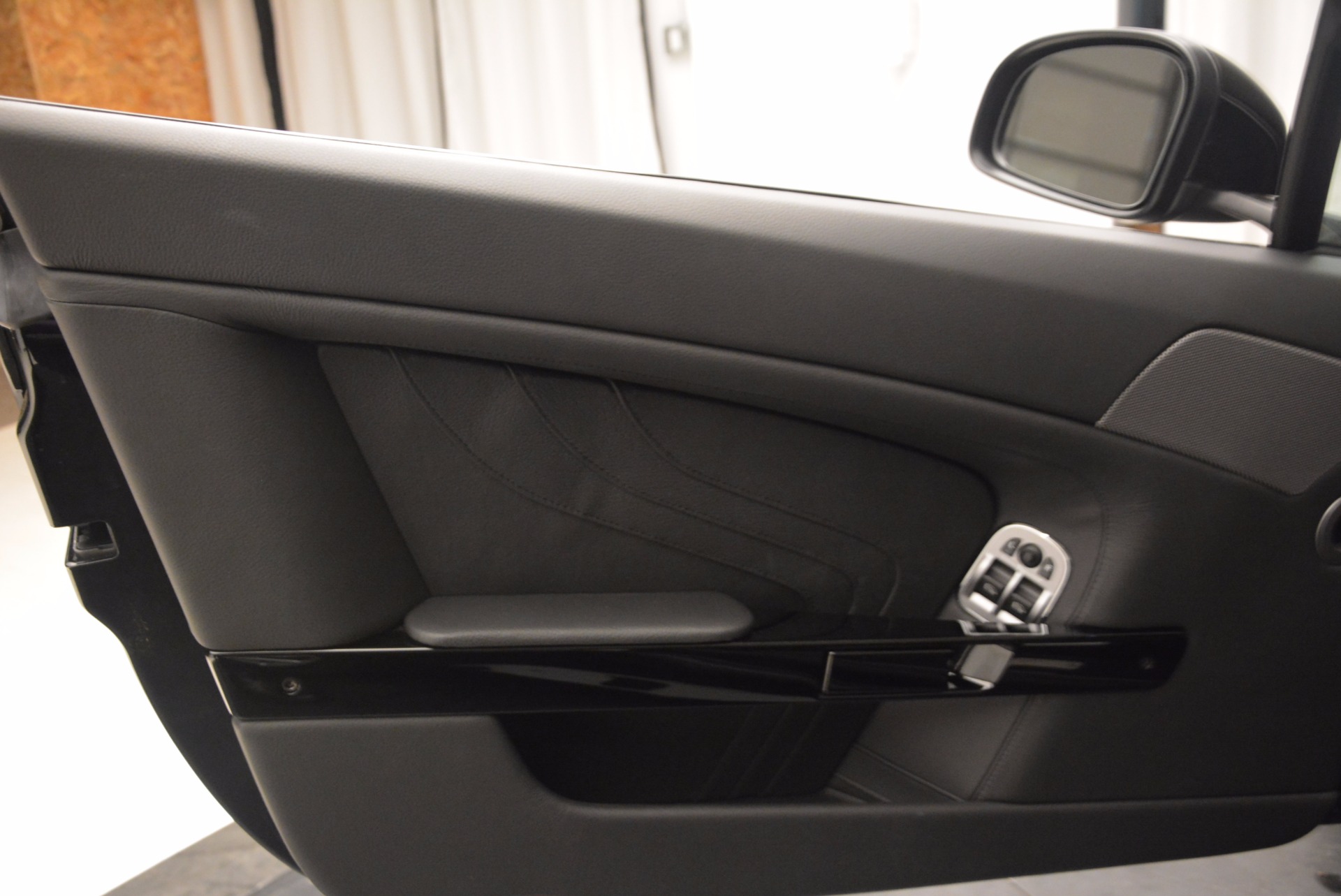 New-2016-Aston-Martin-V8-Vantage-Roadster