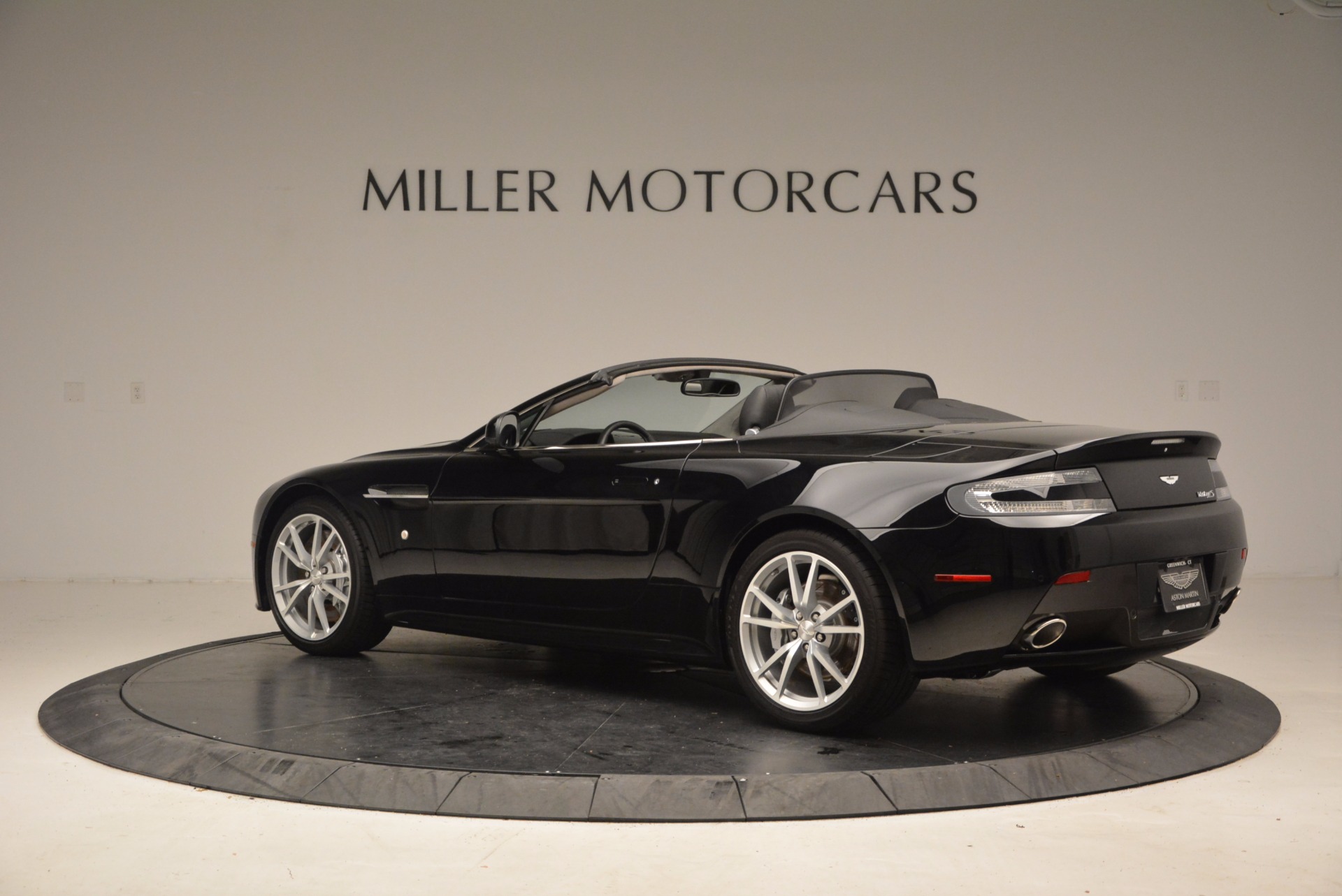New-2016-Aston-Martin-V8-Vantage-Roadster