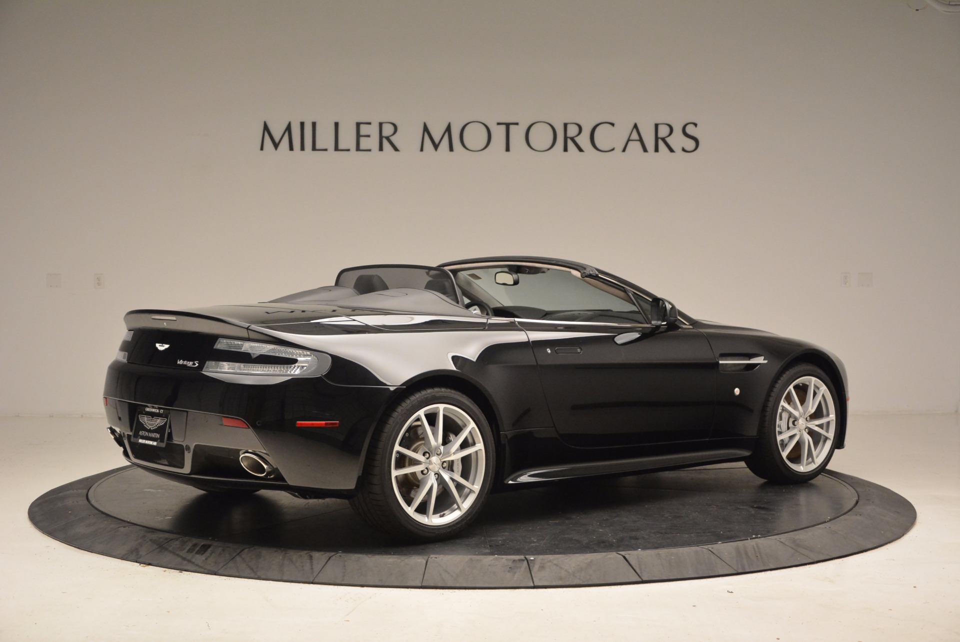 New-2016-Aston-Martin-V8-Vantage-Roadster