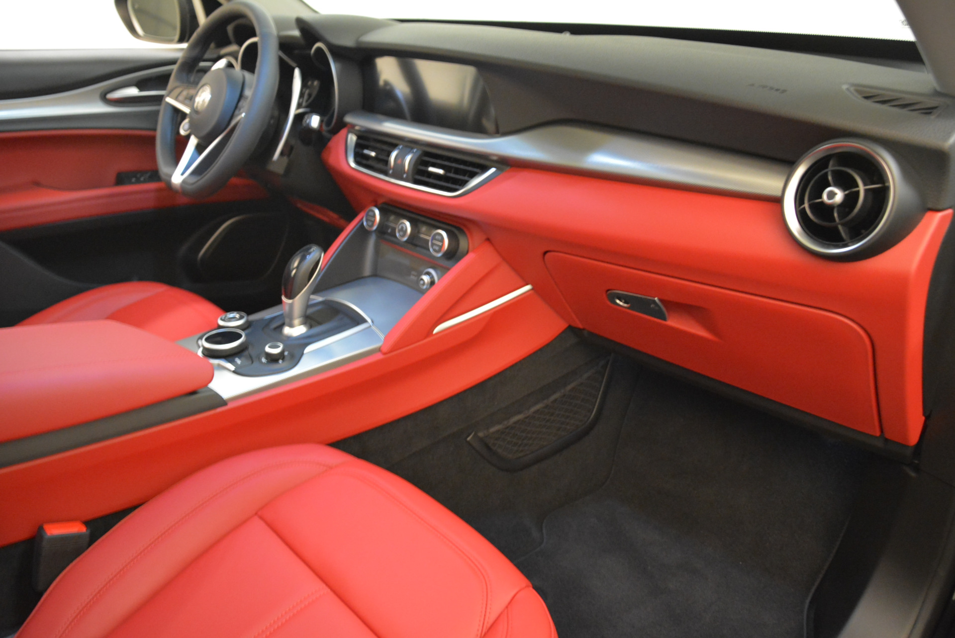 New-2018-Alfa-Romeo-Stelvio-Sport-Q4