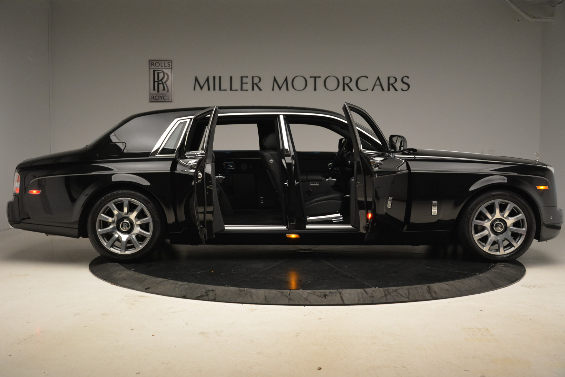 Used-2014-Rolls-Royce-Phantom-EWB