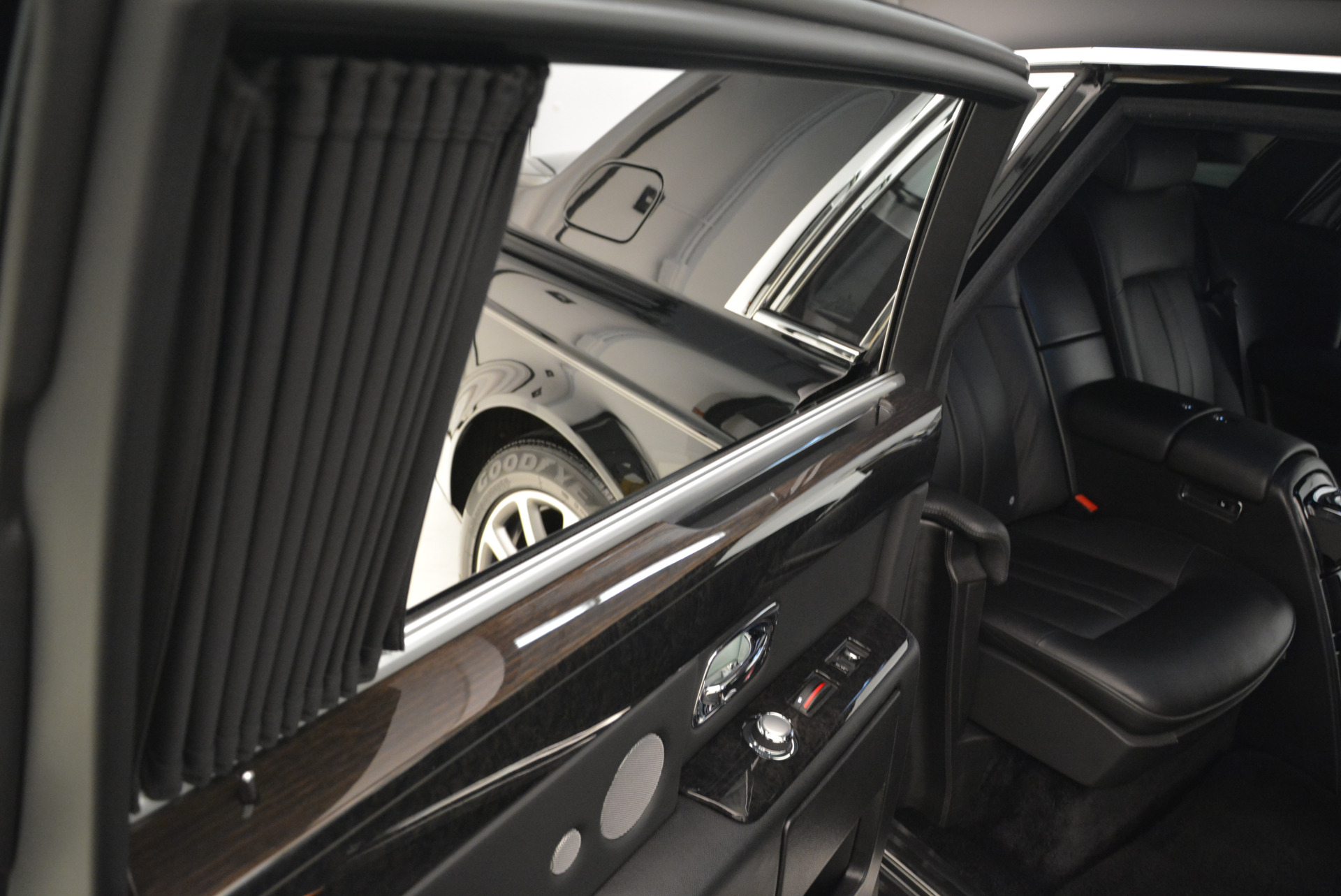 Used-2014-Rolls-Royce-Phantom-EWB