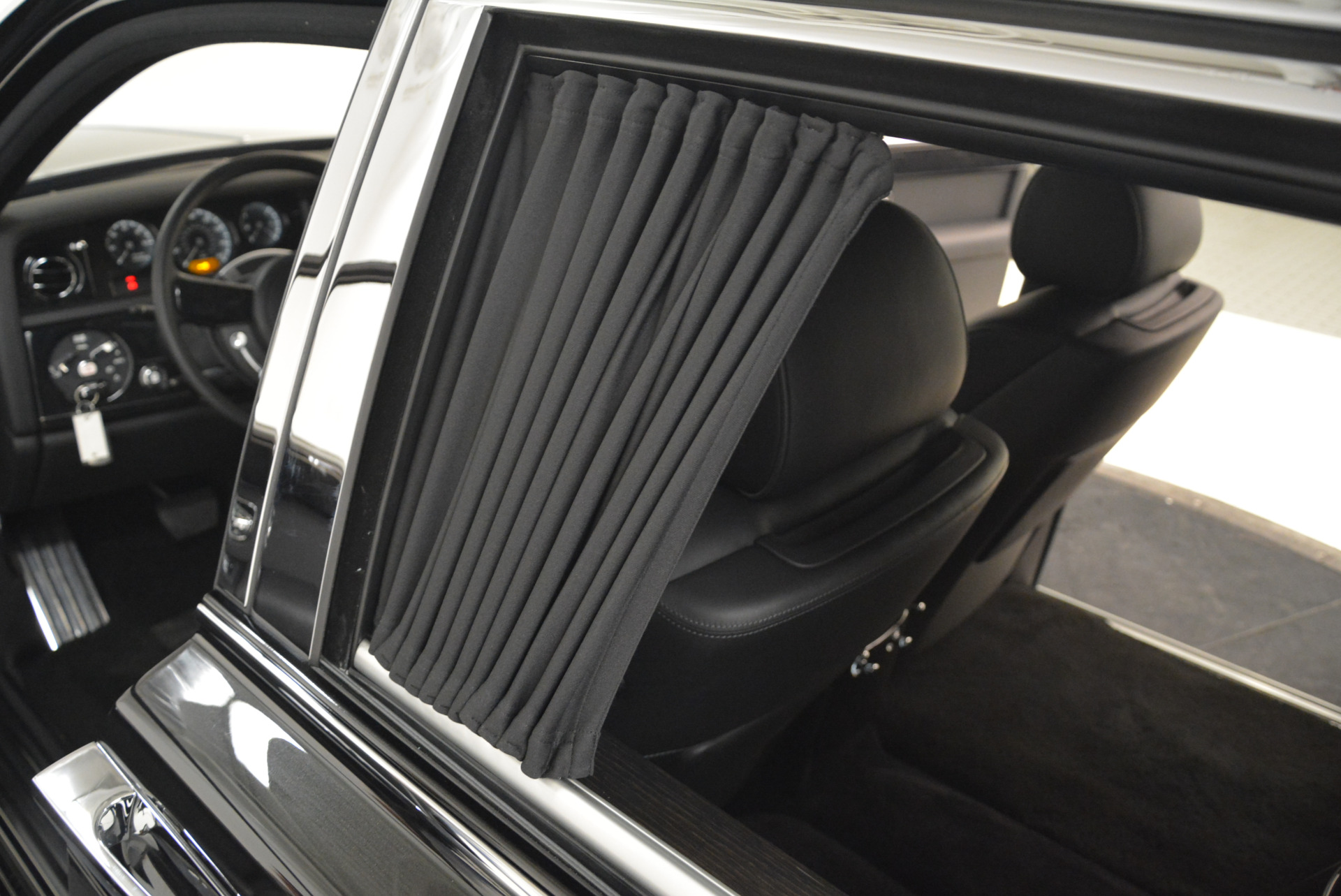 Used-2014-Rolls-Royce-Phantom-EWB
