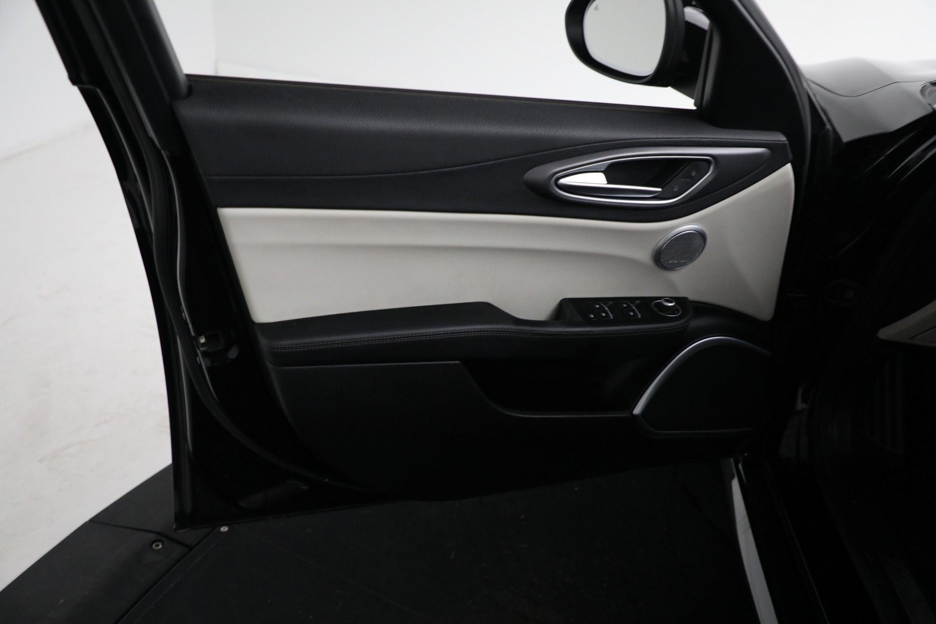 Used-2018-Alfa-Romeo-Giulia-Ti-Sport-Q4