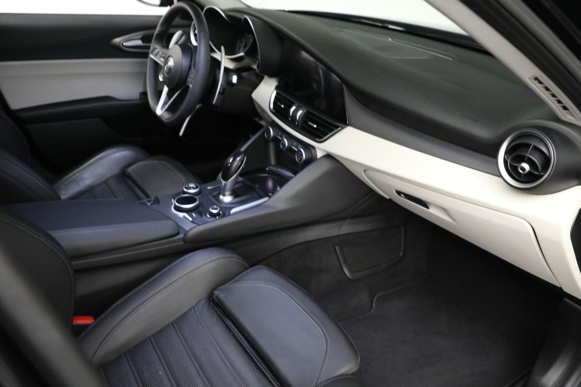 Used-2018-Alfa-Romeo-Giulia-Ti-Sport-Q4