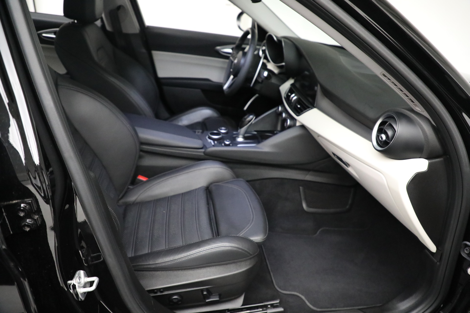 Used-2018-Alfa-Romeo-Giulia-Ti-Sport-Q4