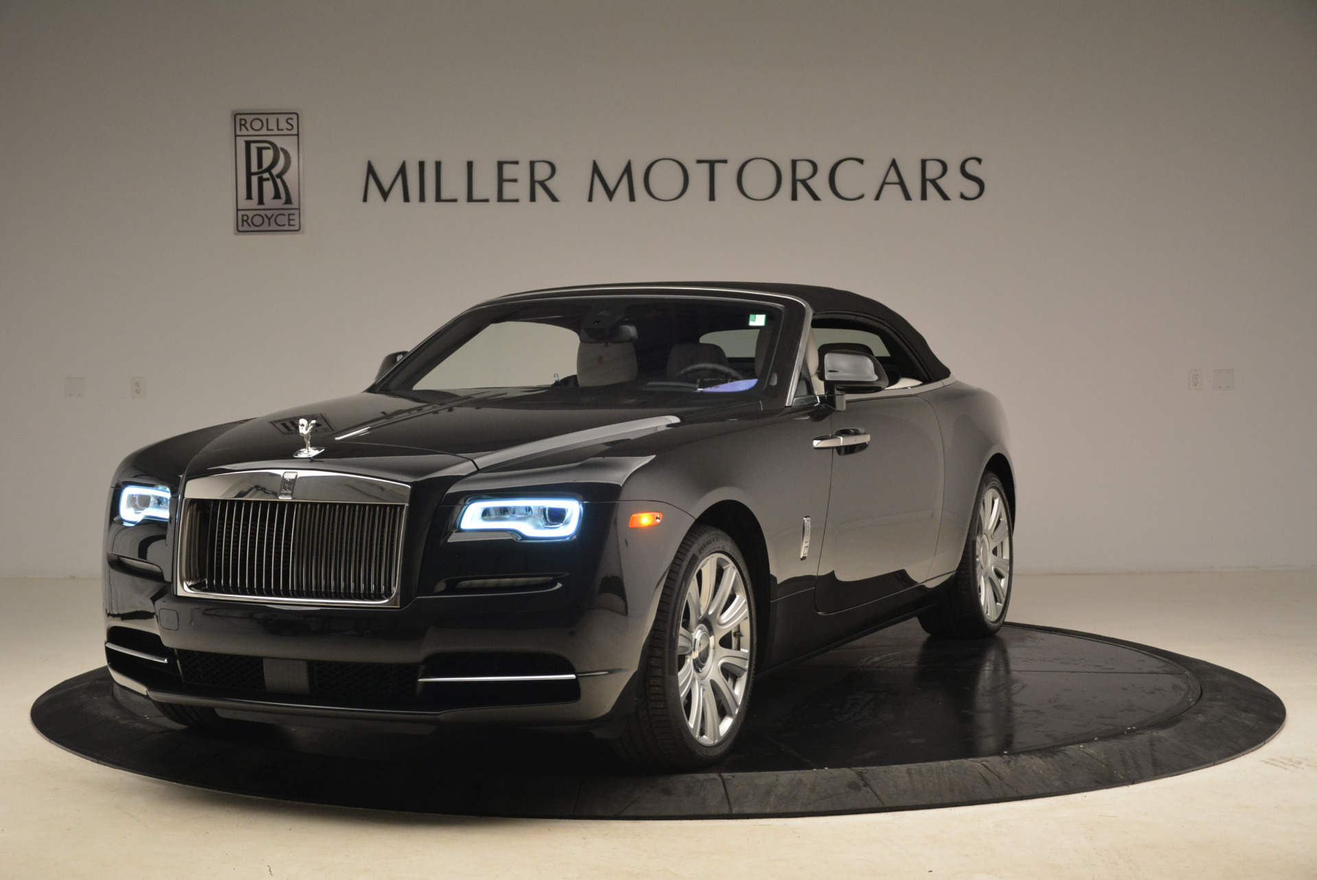 Used-2016-Rolls-Royce-Dawn
