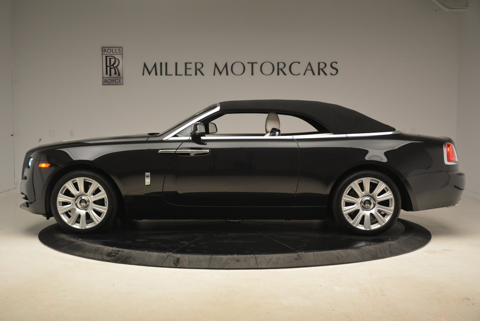 Used-2016-Rolls-Royce-Dawn