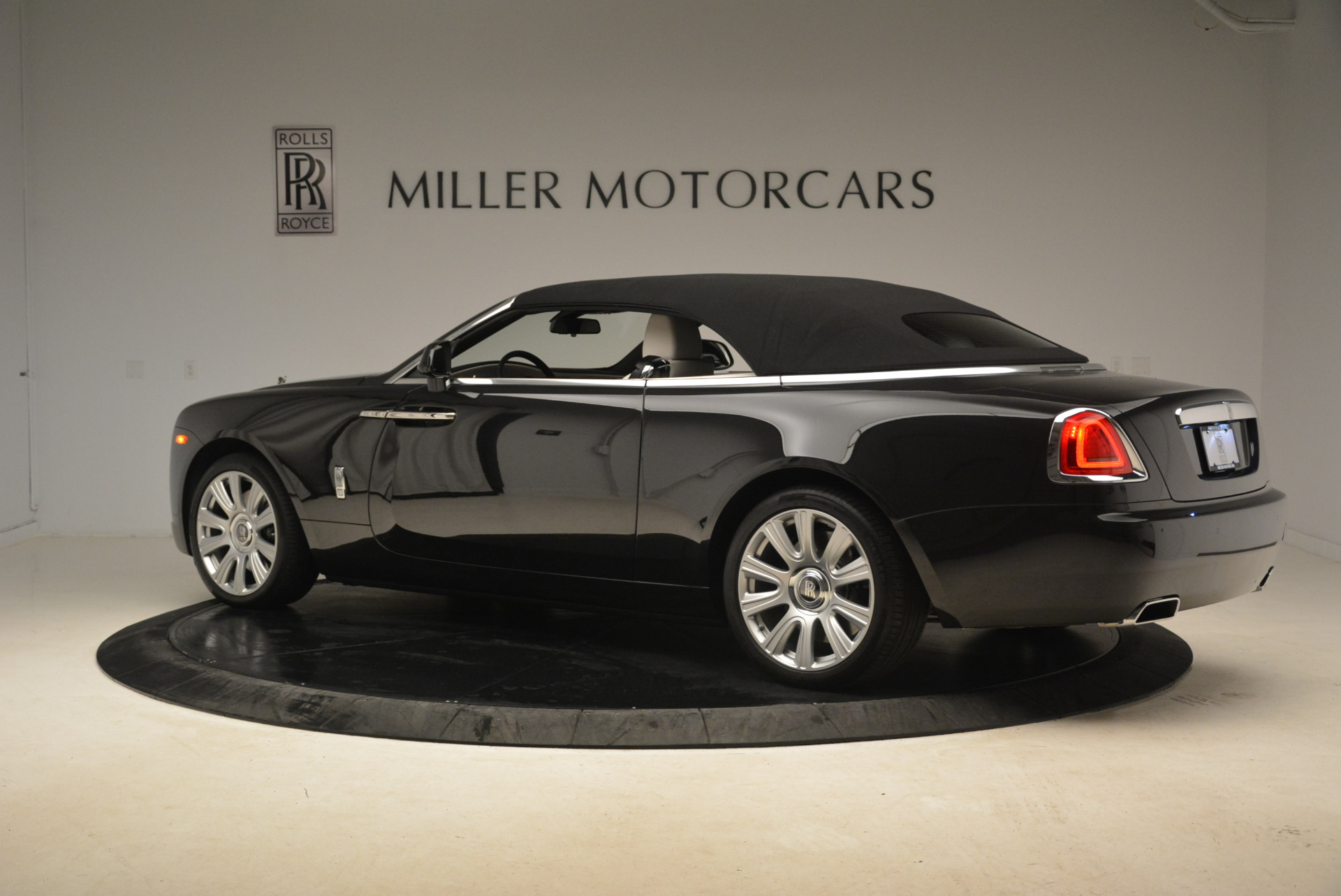 Used-2016-Rolls-Royce-Dawn