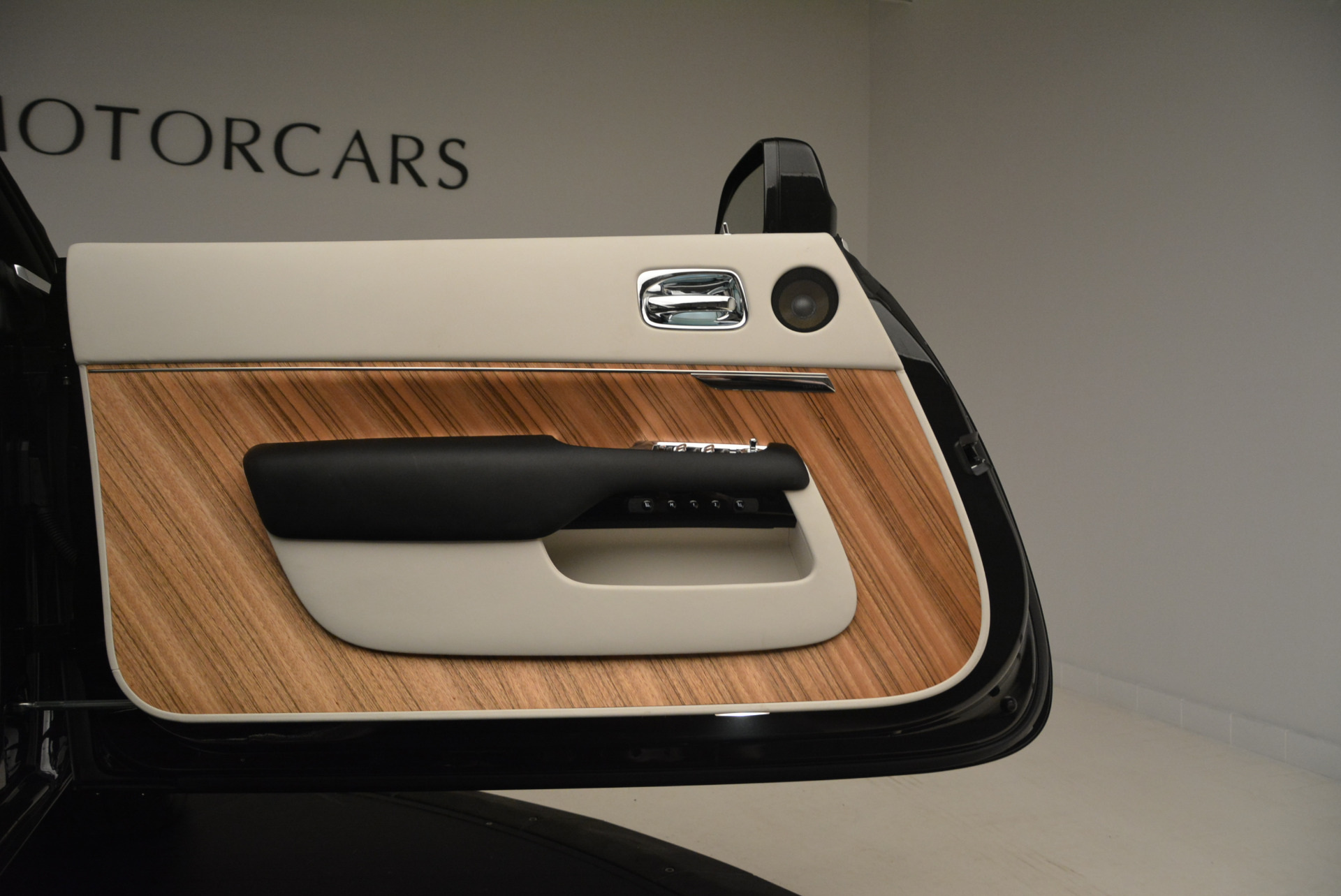 Used-2016-Rolls-Royce-Dawn