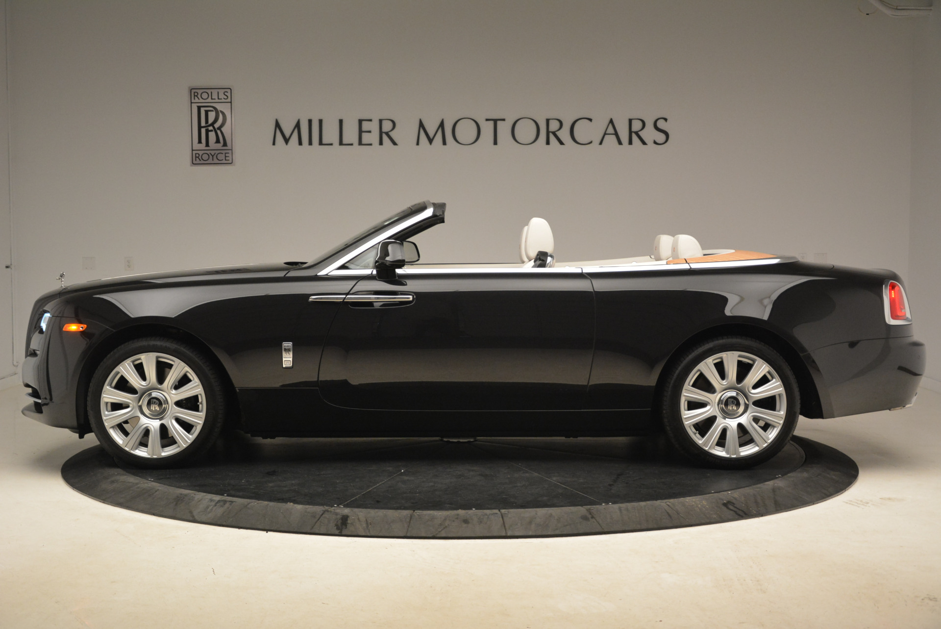 Used-2016-Rolls-Royce-Dawn