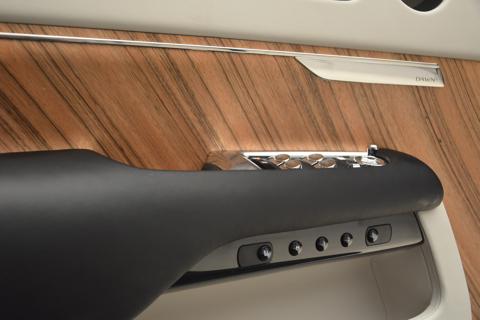 Used-2016-Rolls-Royce-Dawn