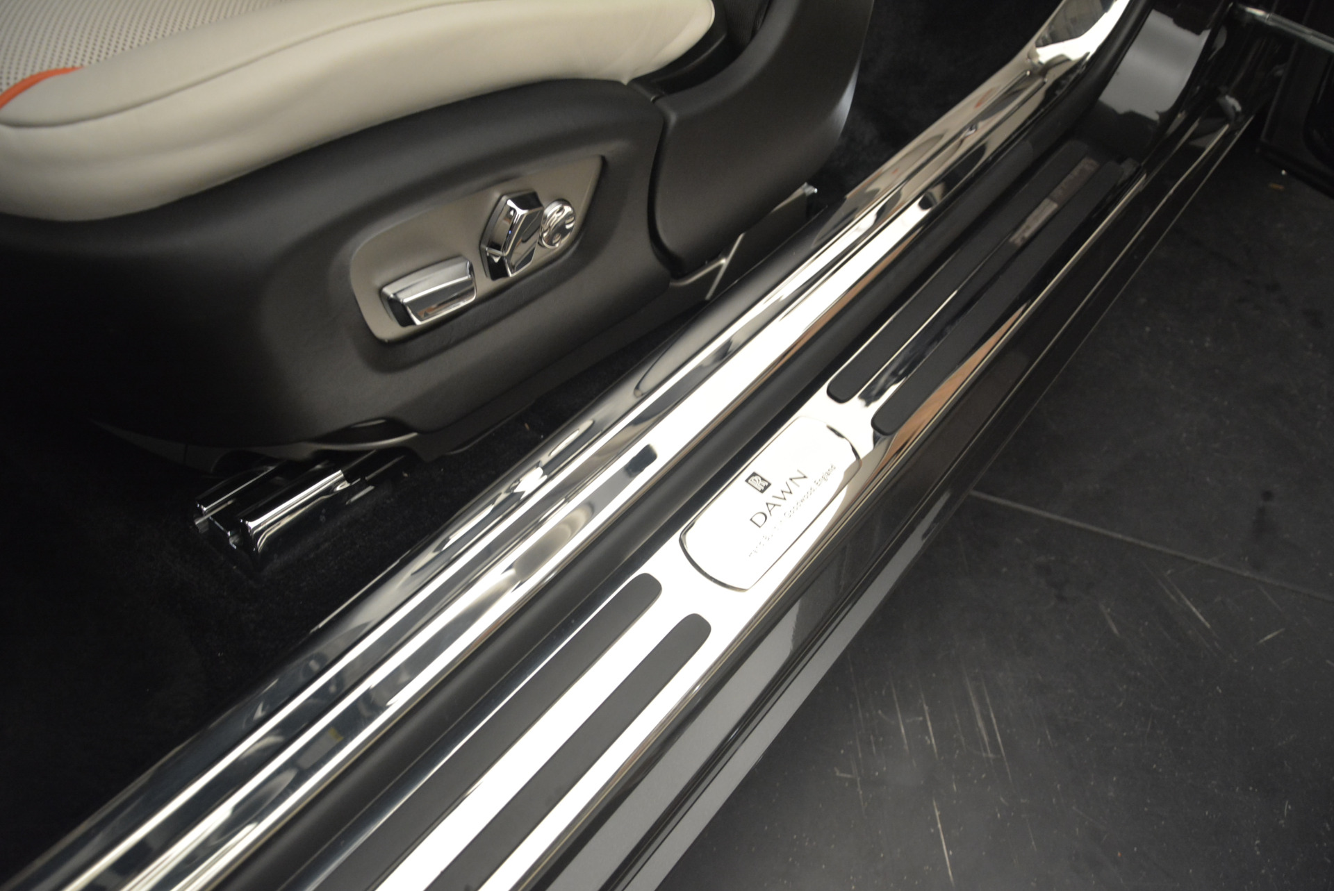 Used-2016-Rolls-Royce-Dawn