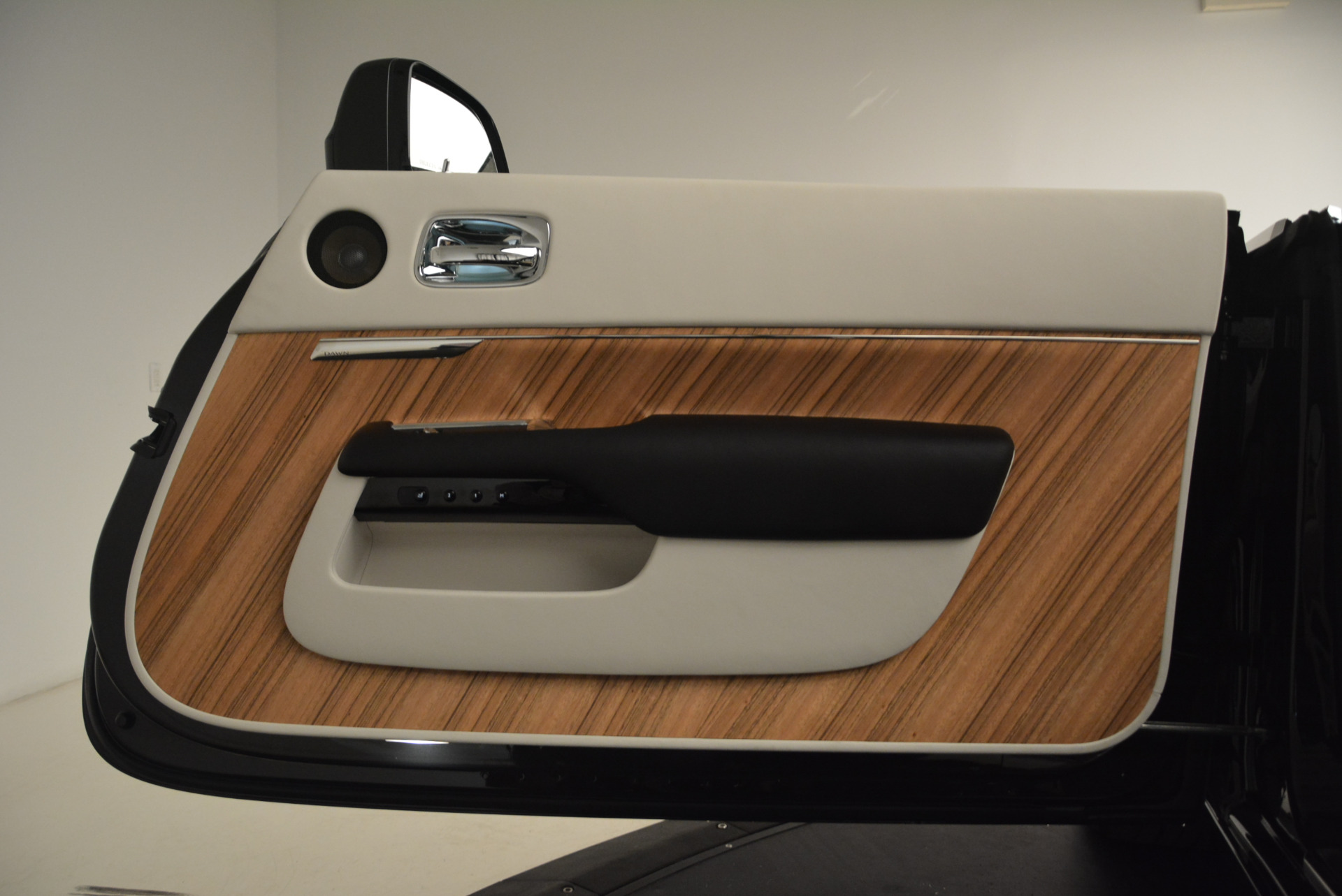 Used-2016-Rolls-Royce-Dawn