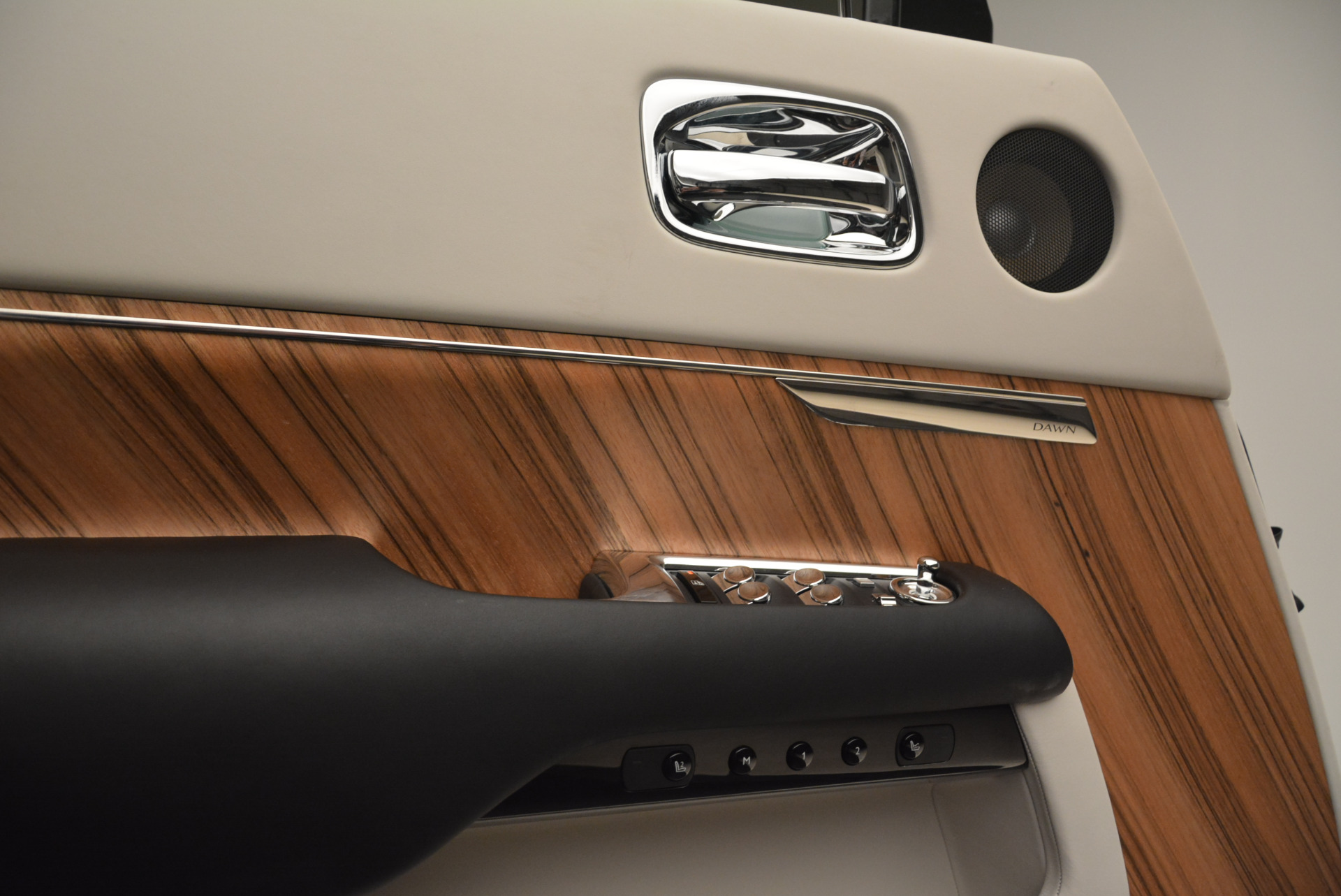 Used-2016-Rolls-Royce-Dawn