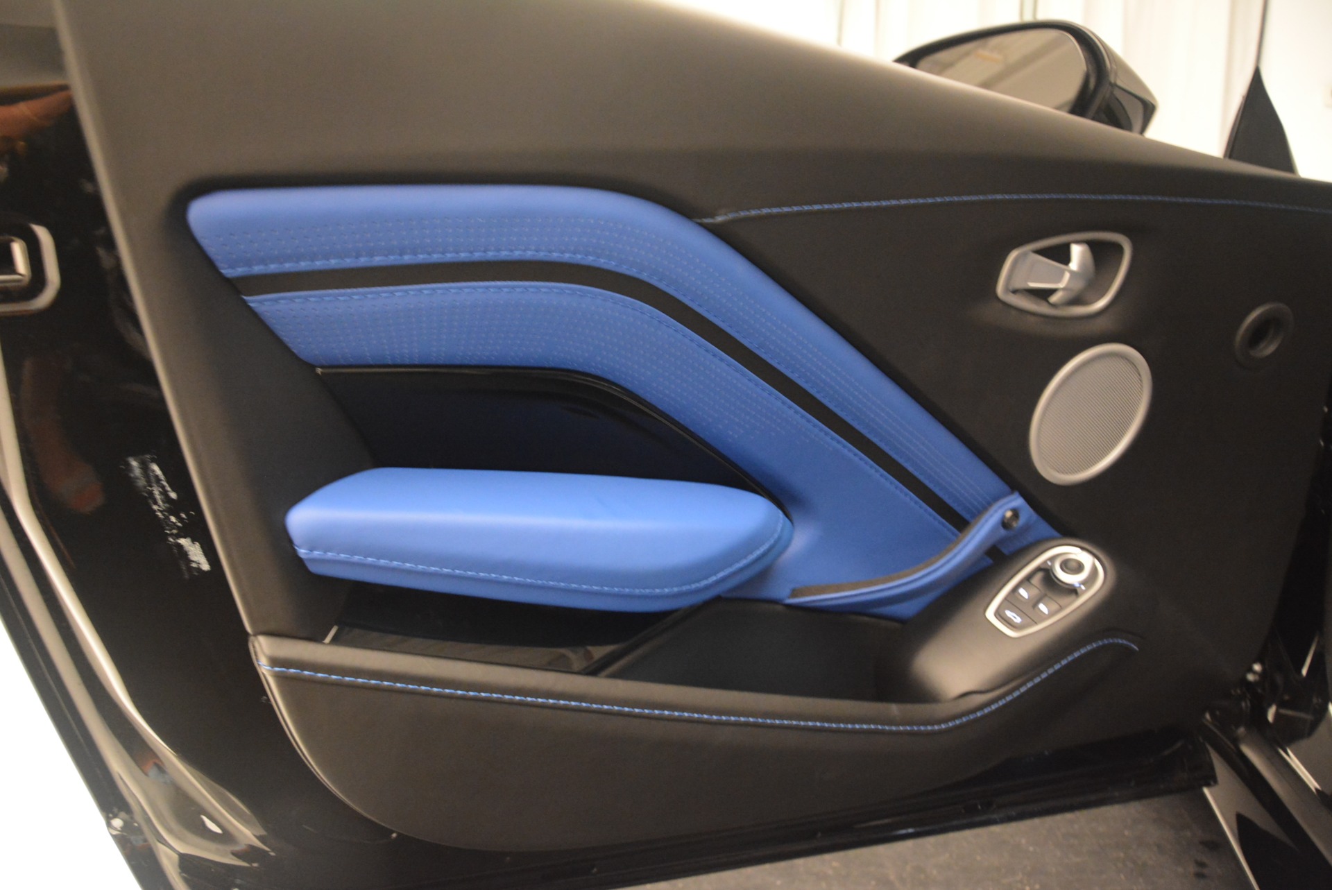 Used-2019-Aston-Martin-Vantage-Coupe