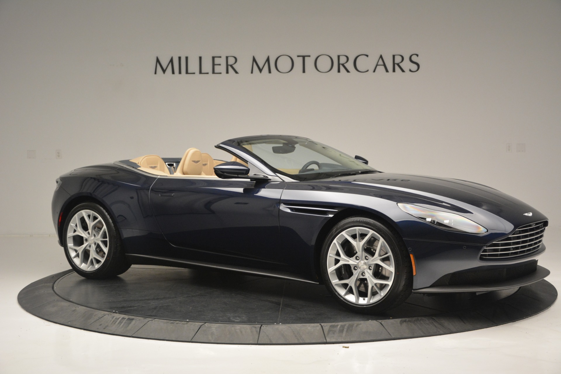 New-2019-Aston-Martin-DB11-Volante-Volante