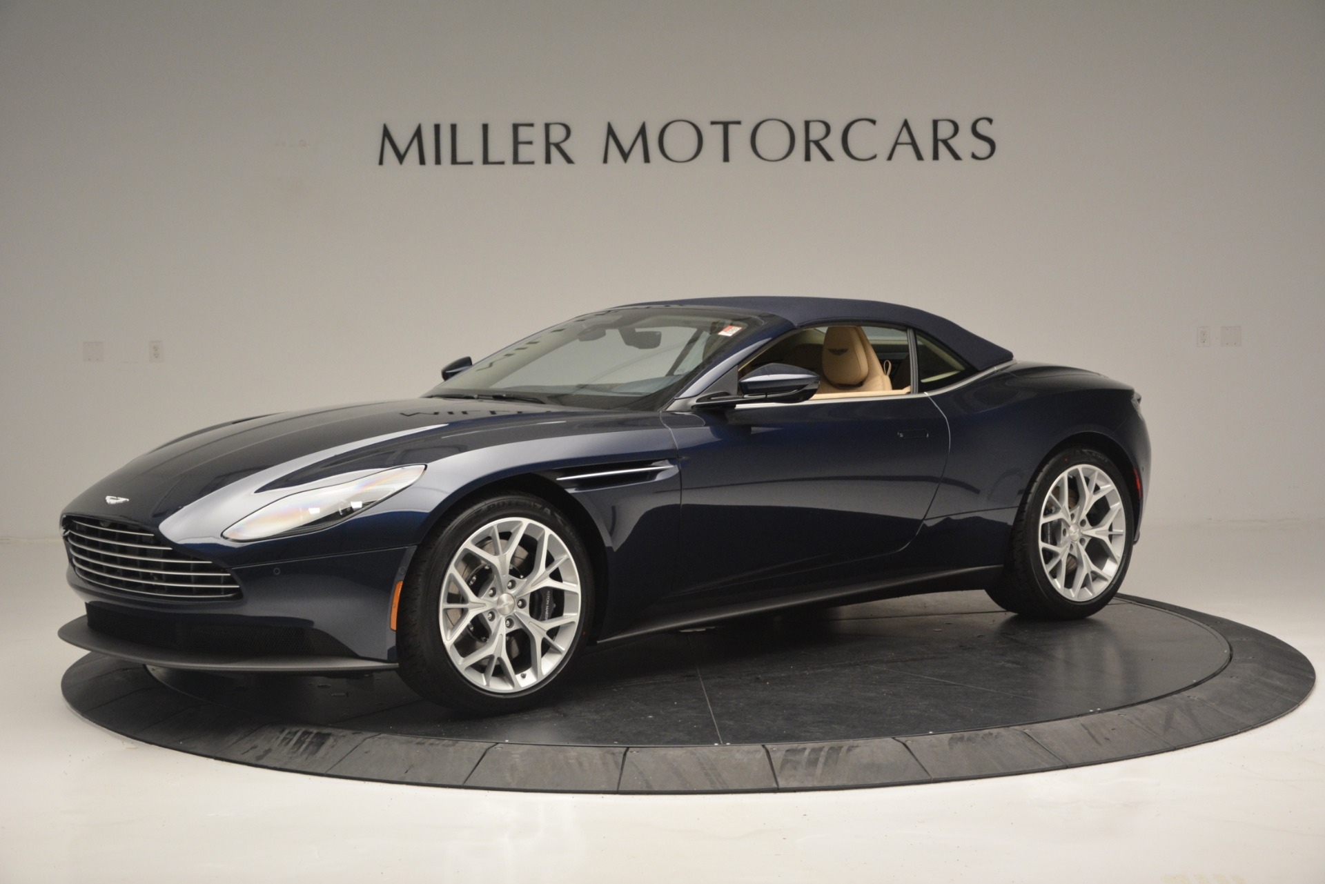 New-2019-Aston-Martin-DB11-Volante-Volante