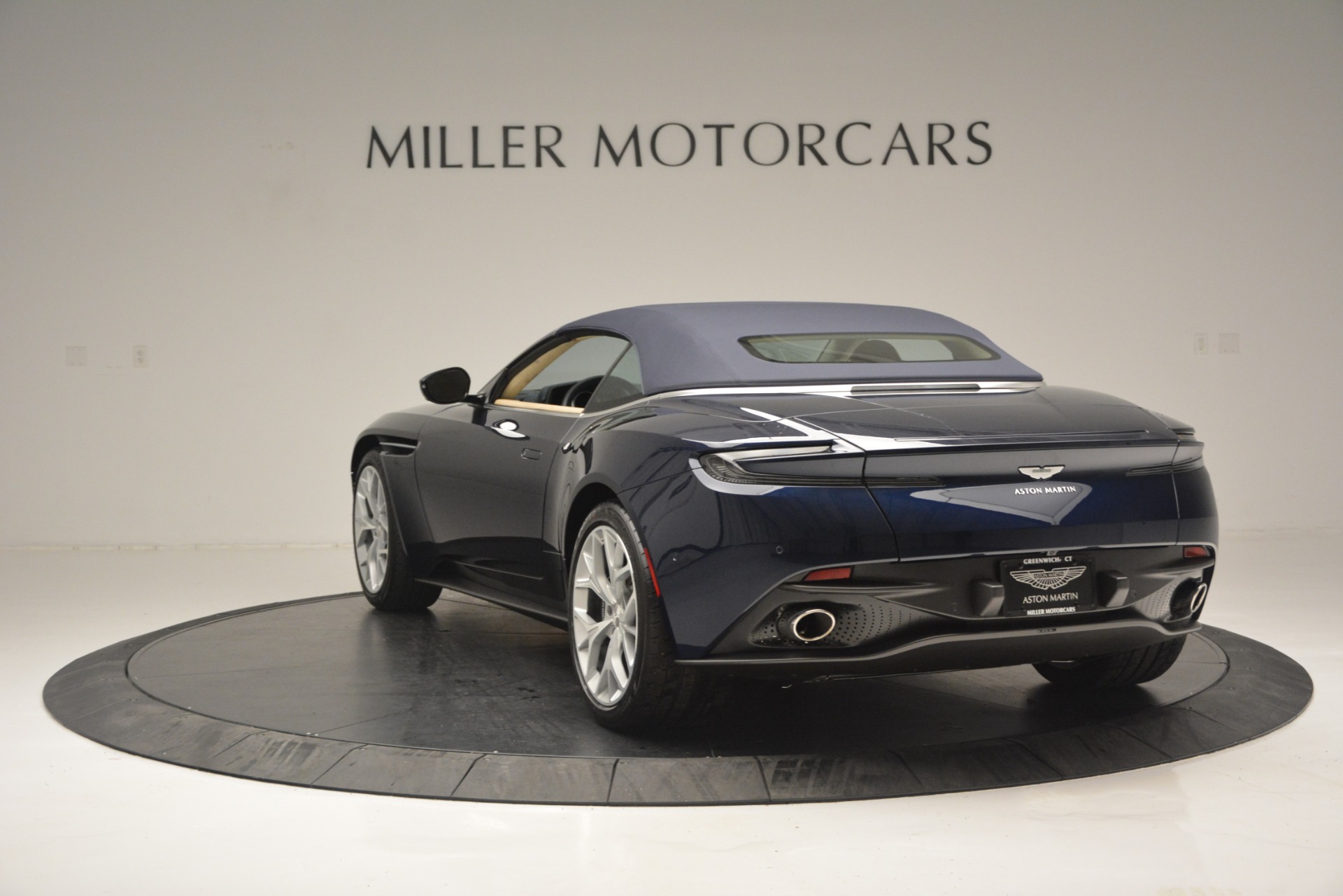 New-2019-Aston-Martin-DB11-Volante-Volante