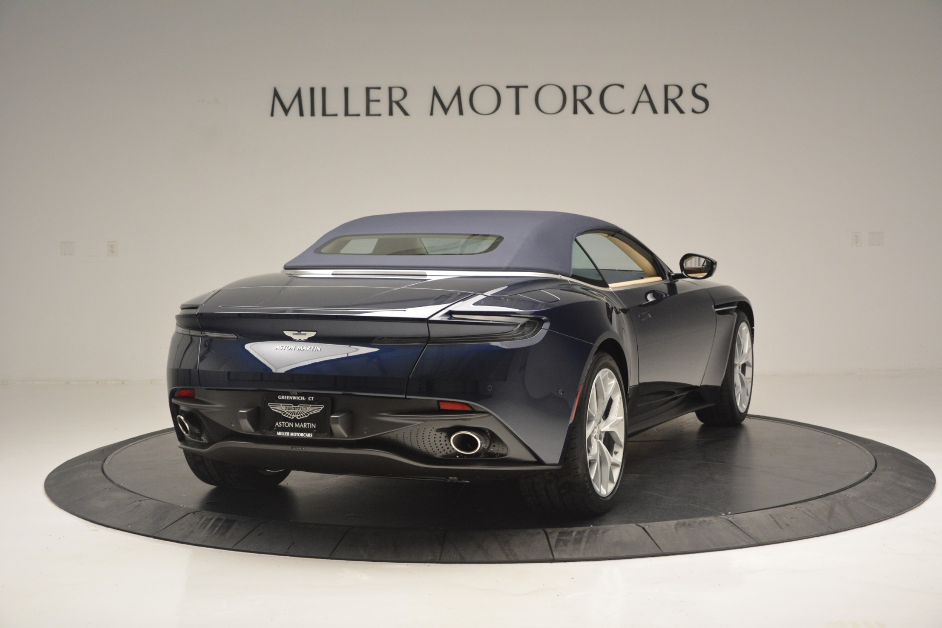 New-2019-Aston-Martin-DB11-Volante-Volante