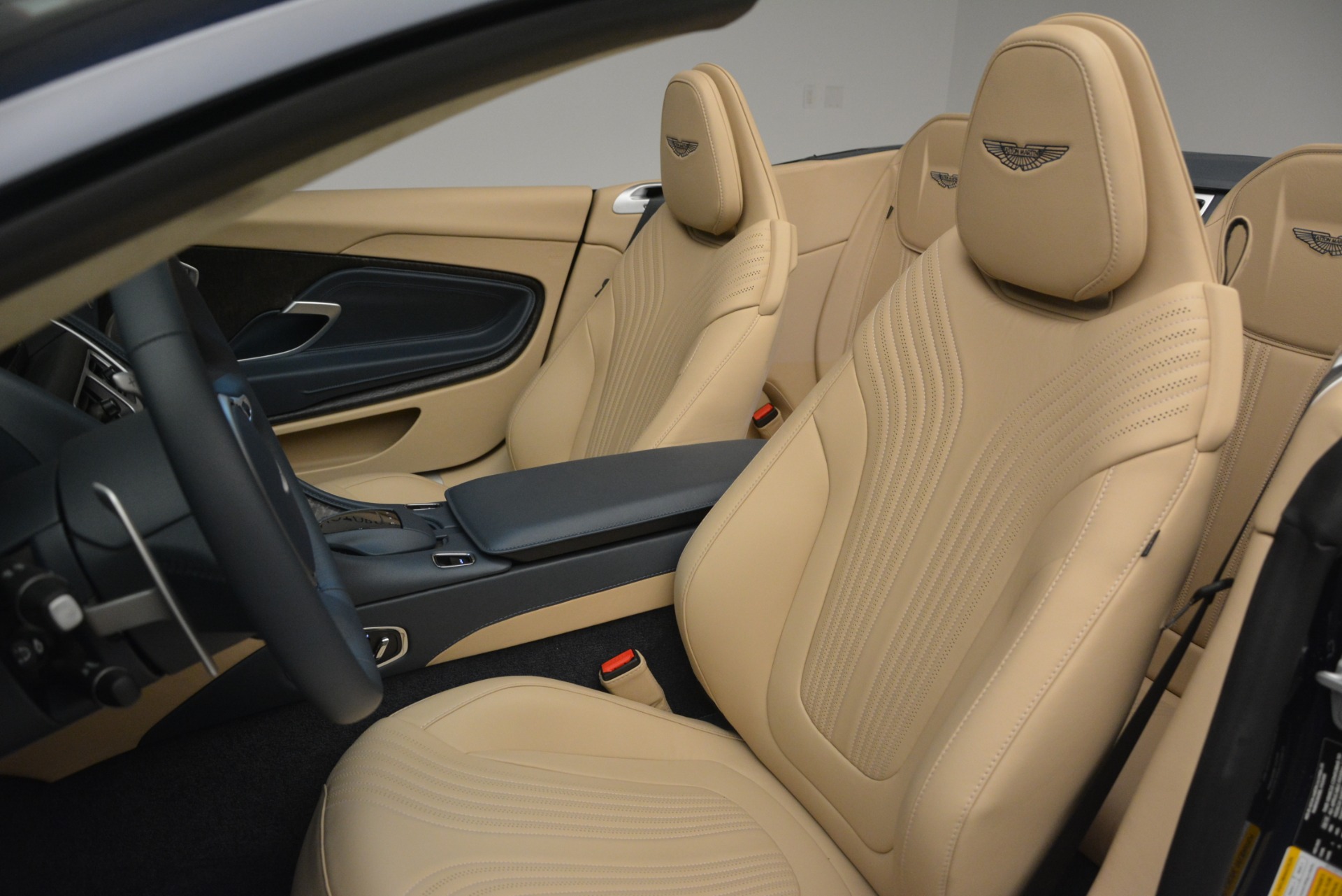 New-2019-Aston-Martin-DB11-Volante-Volante