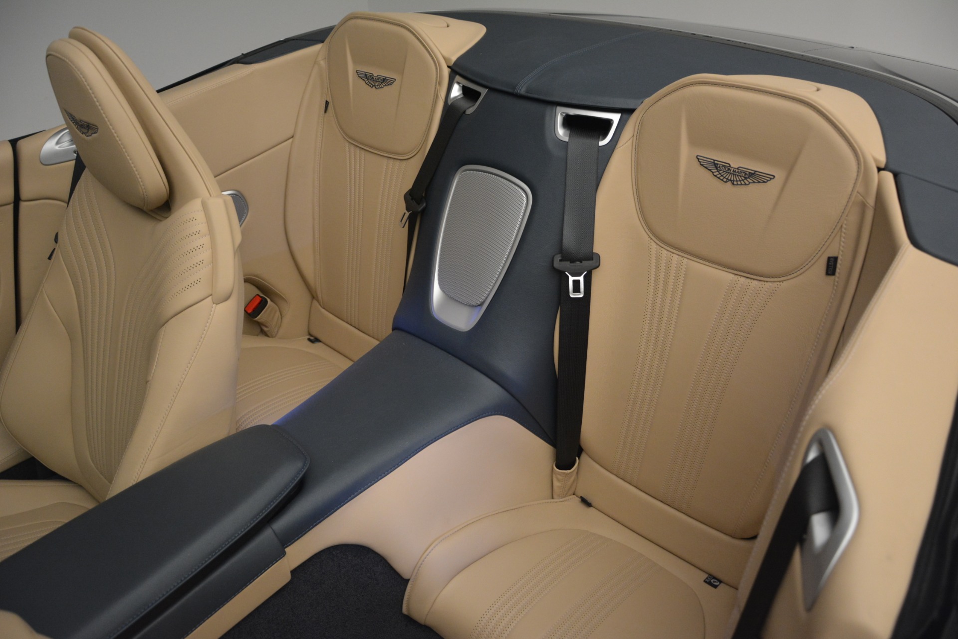 New-2019-Aston-Martin-DB11-Volante-Volante