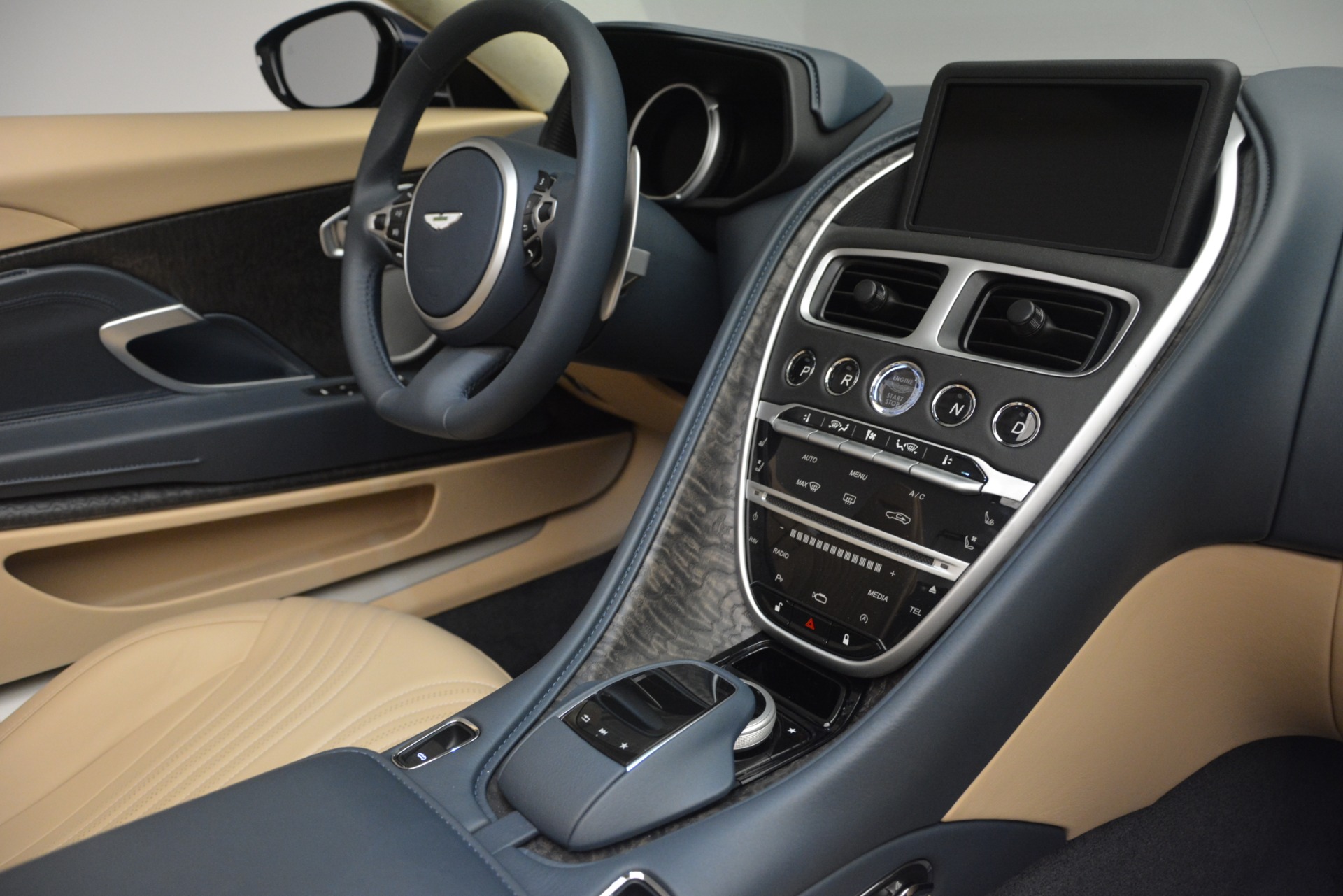 New-2019-Aston-Martin-DB11-Volante-Volante