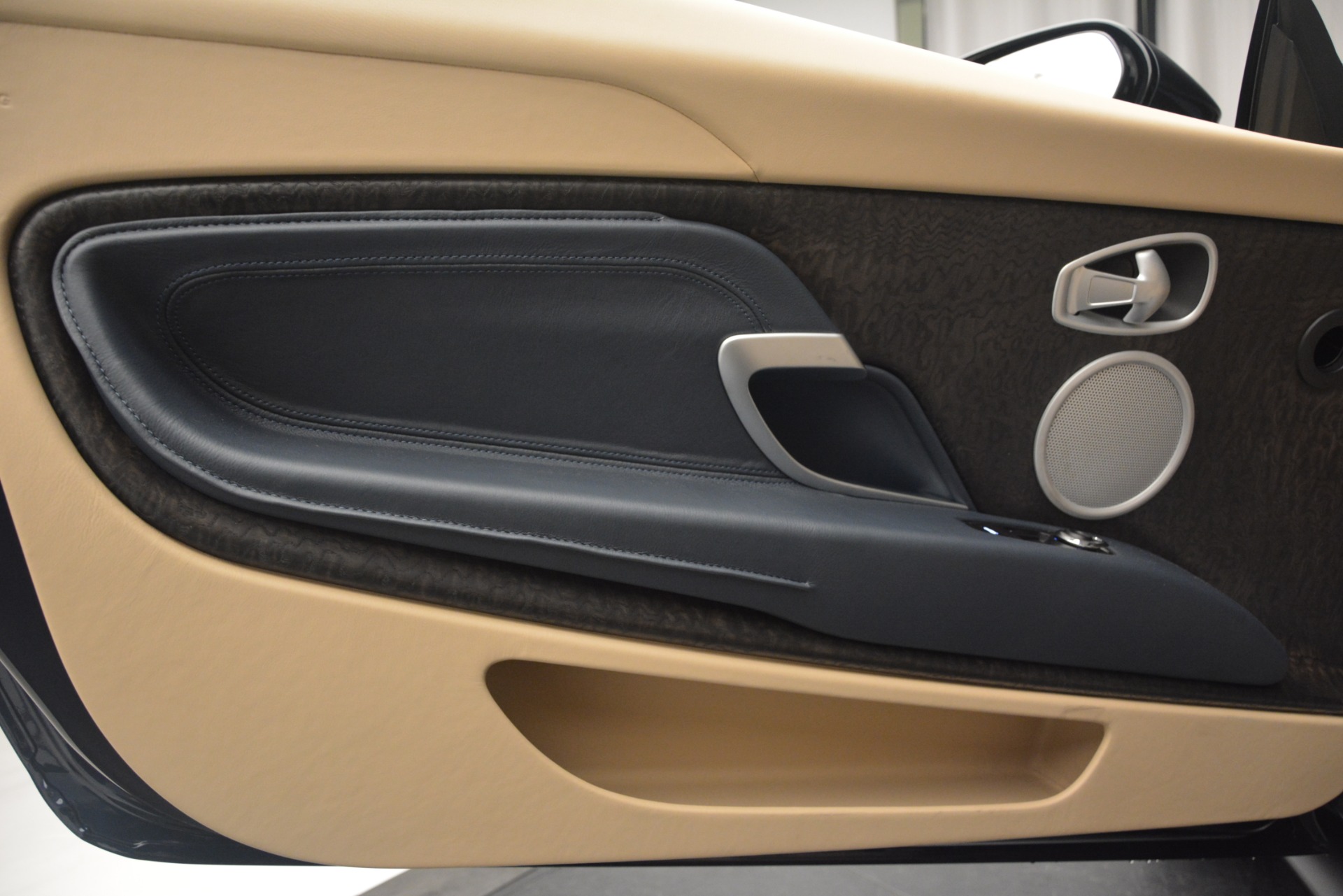 New-2019-Aston-Martin-DB11-Volante-Volante